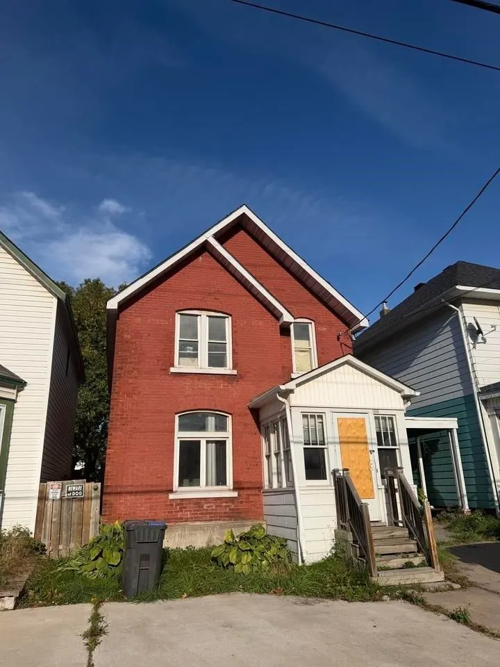 160 Albert Street E