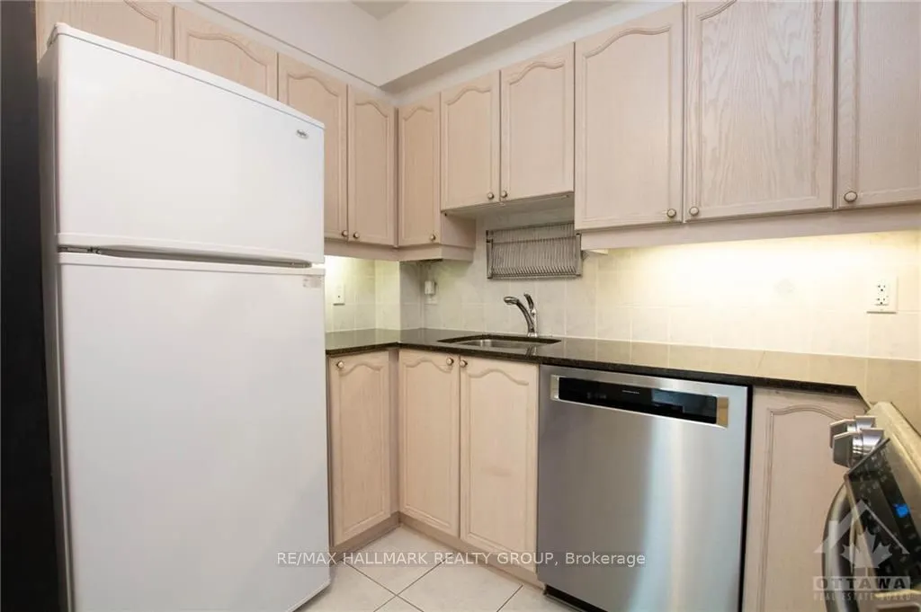 445 Laurier Avenue W #1405