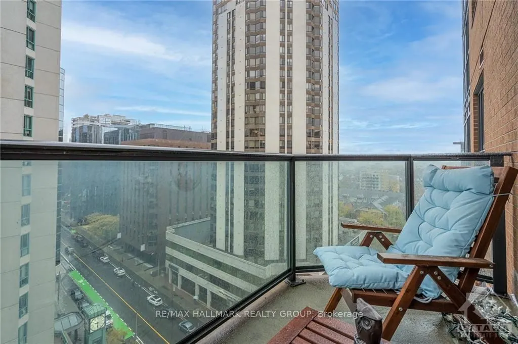 445 Laurier Avenue W #1405