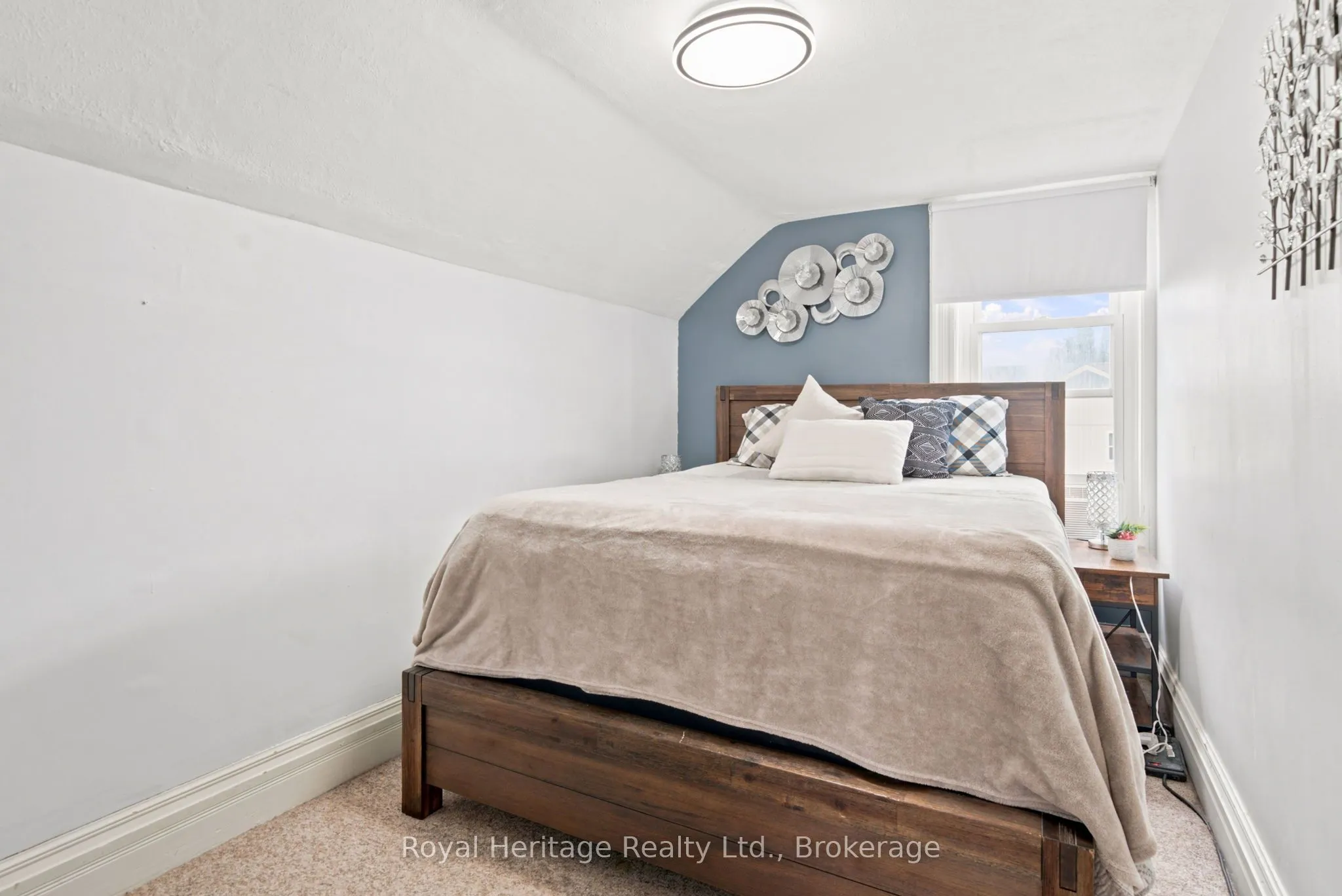 61 Lindsay Street N