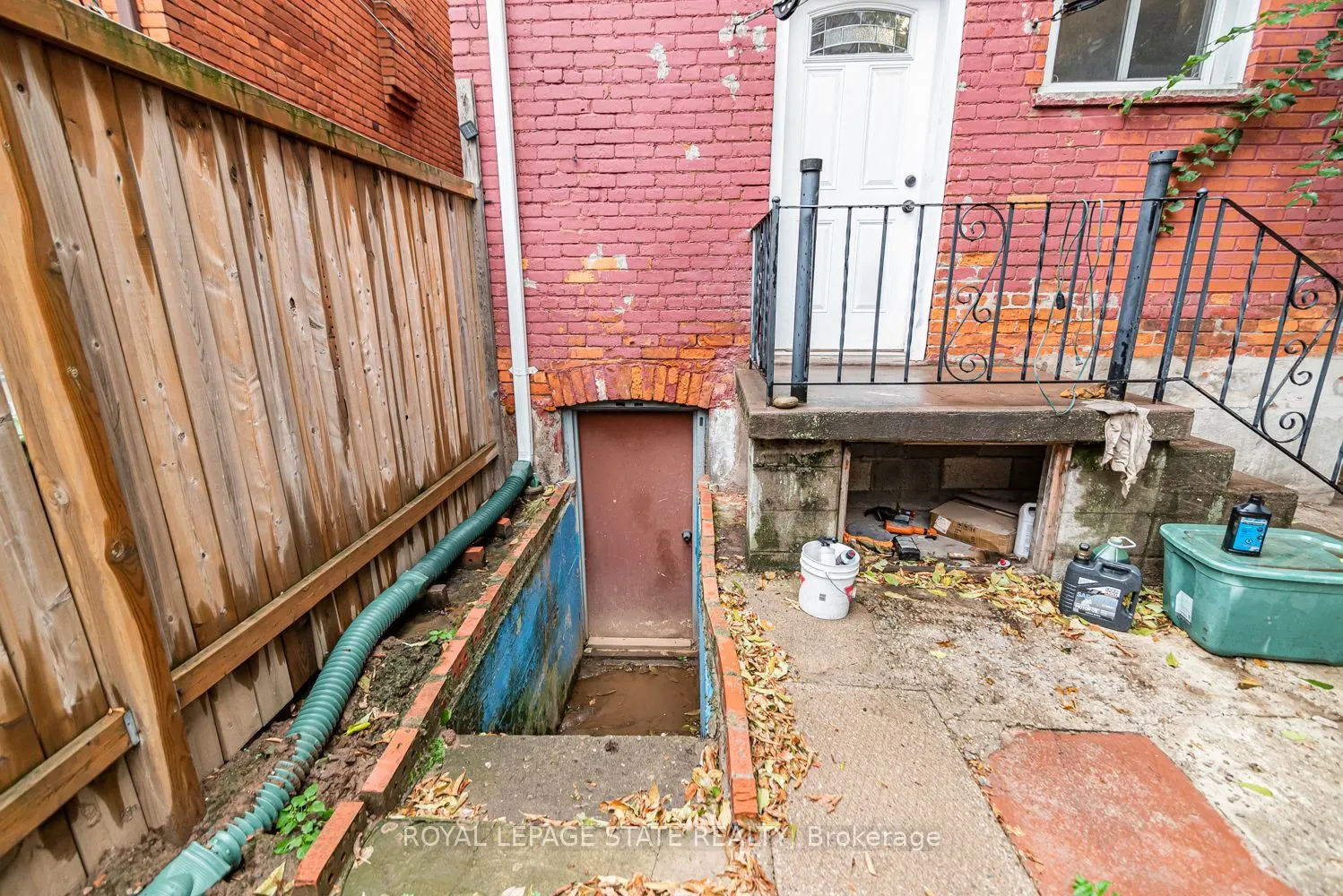 46 Holton Avenue N