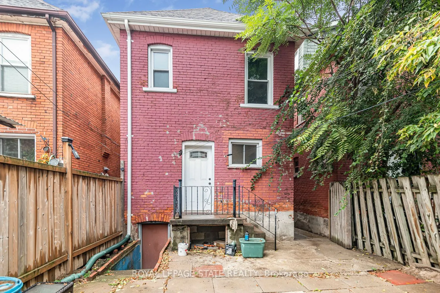 46 Holton Avenue N