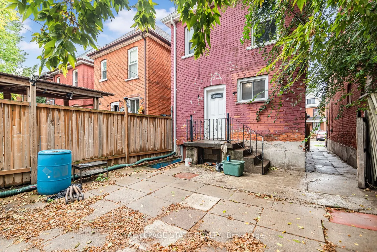 46 Holton Avenue N