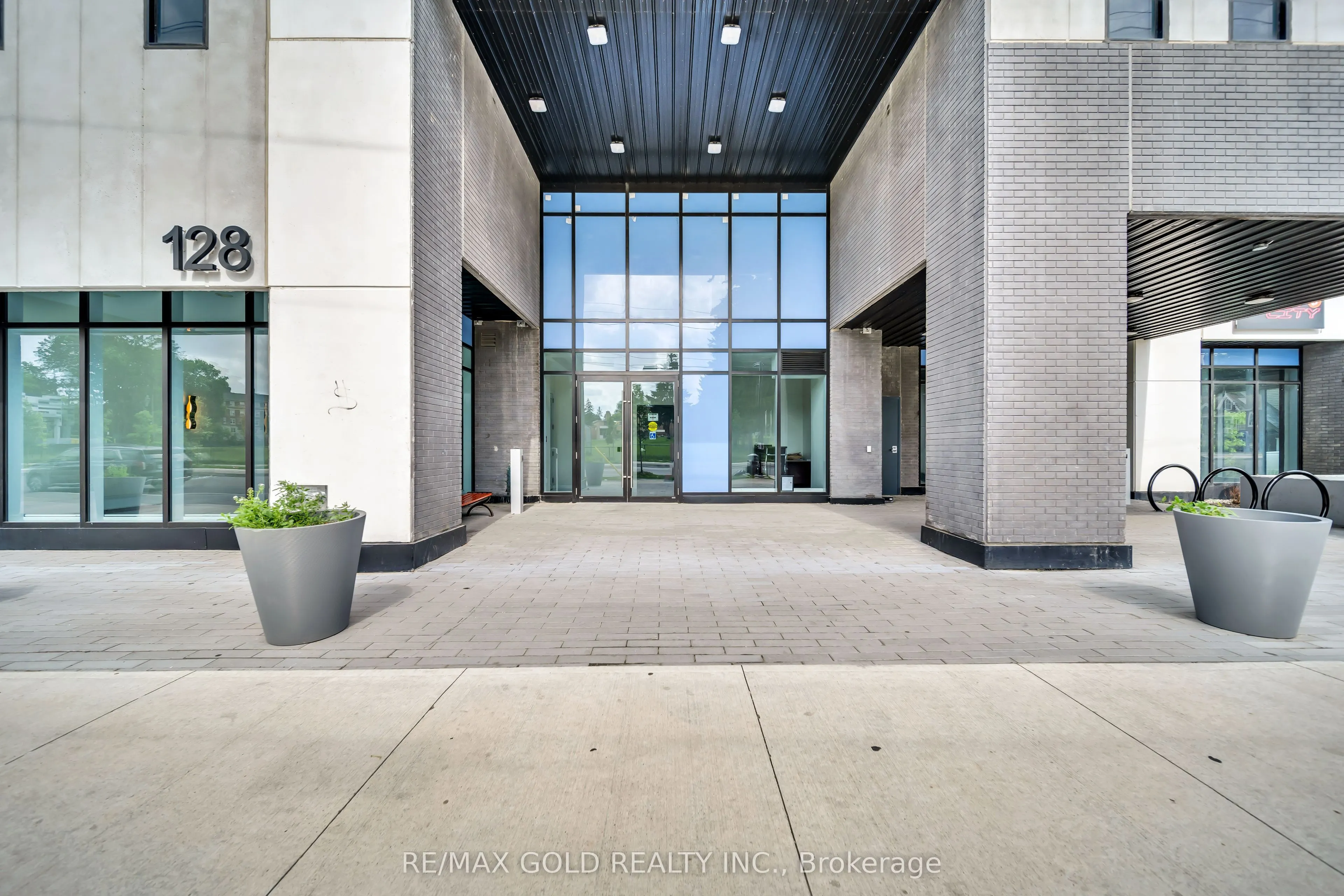 128 King Street N #803