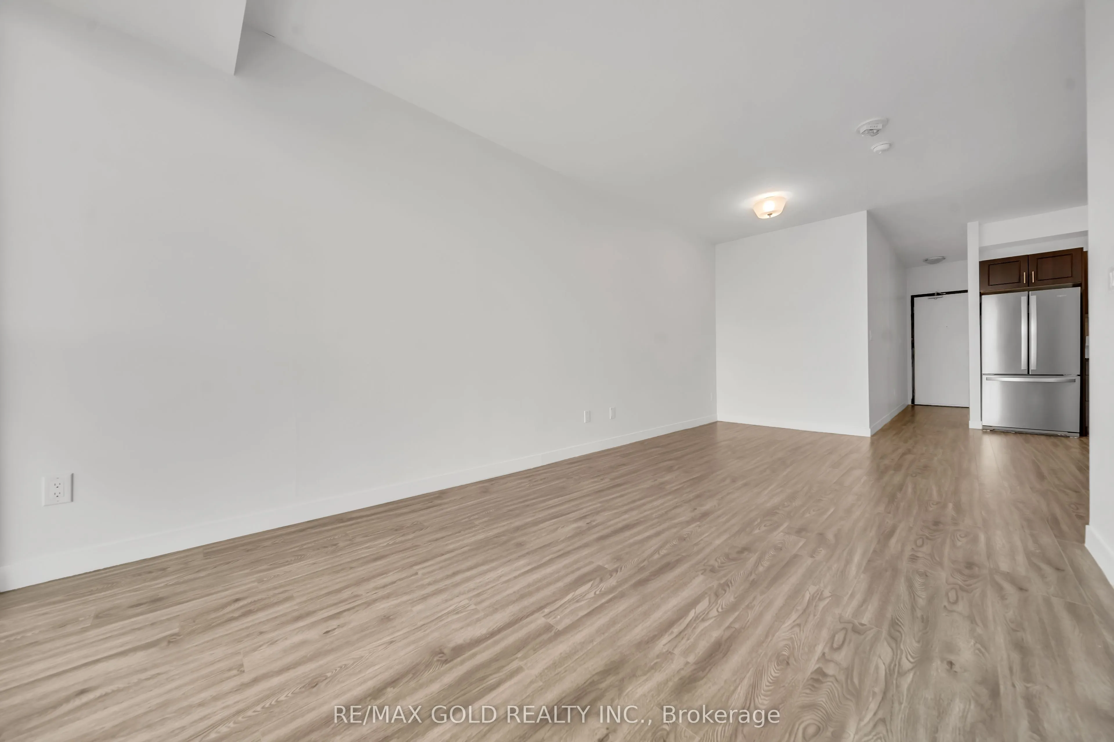 128 King Street N #803