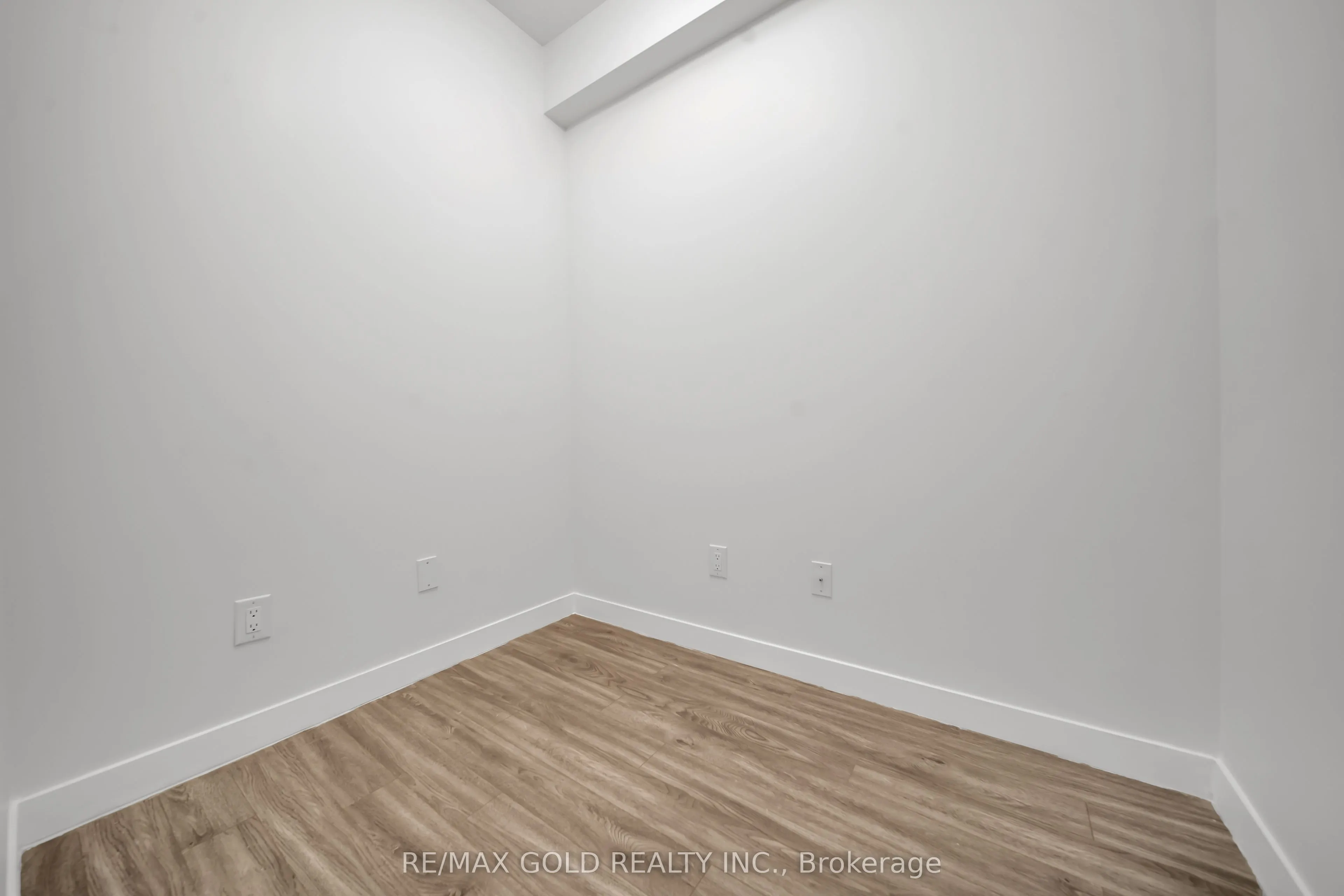 128 King Street N #803