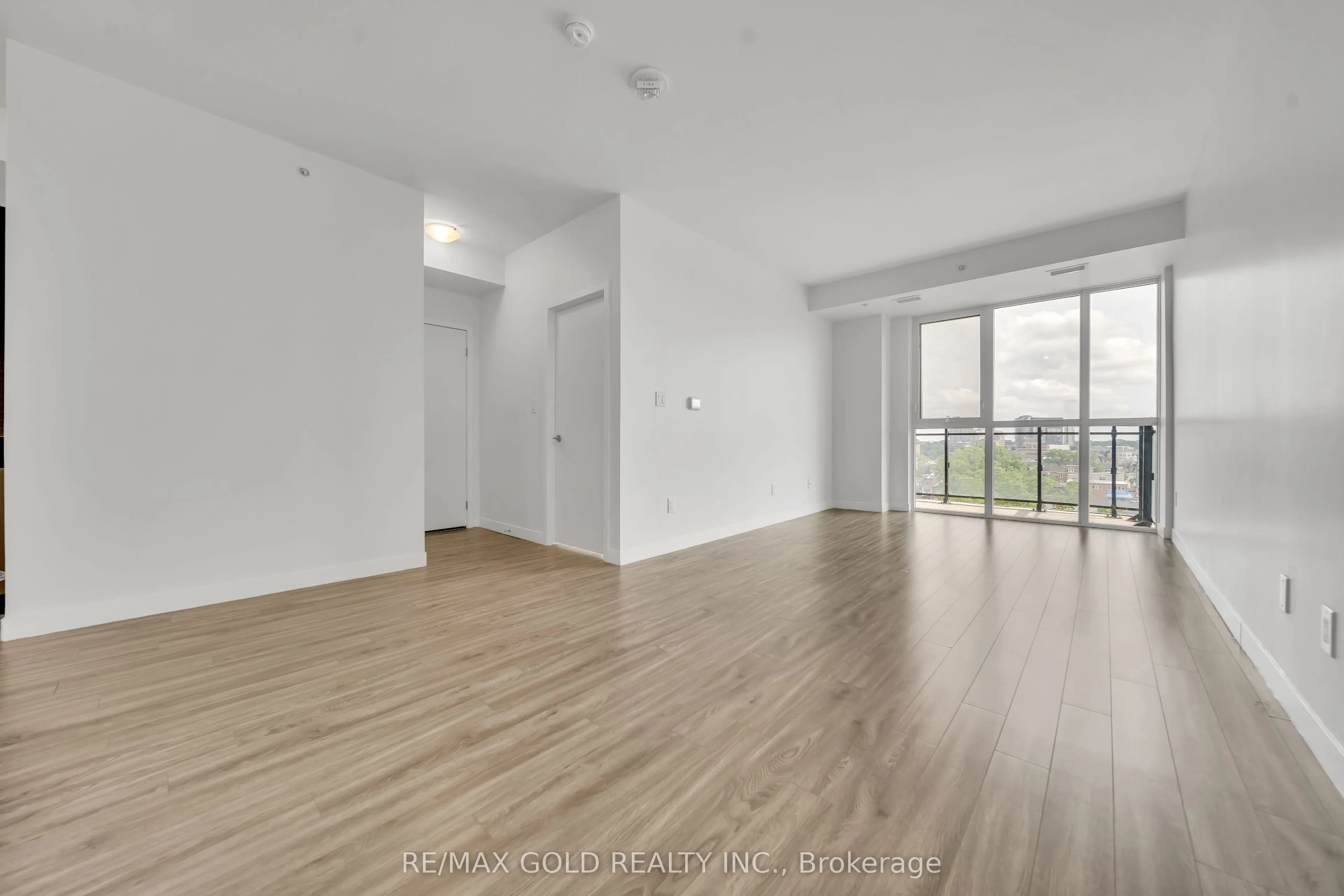 128 King Street N #803