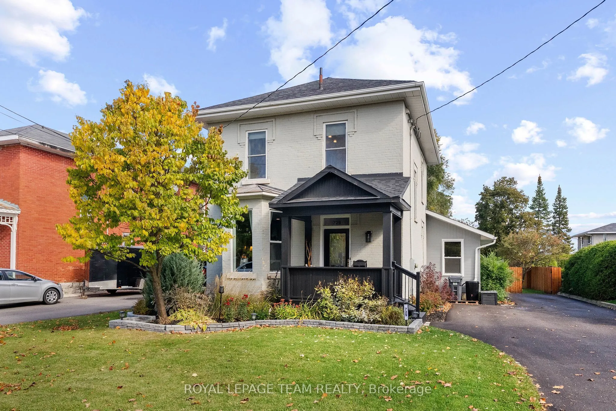 729 Raglan Street S