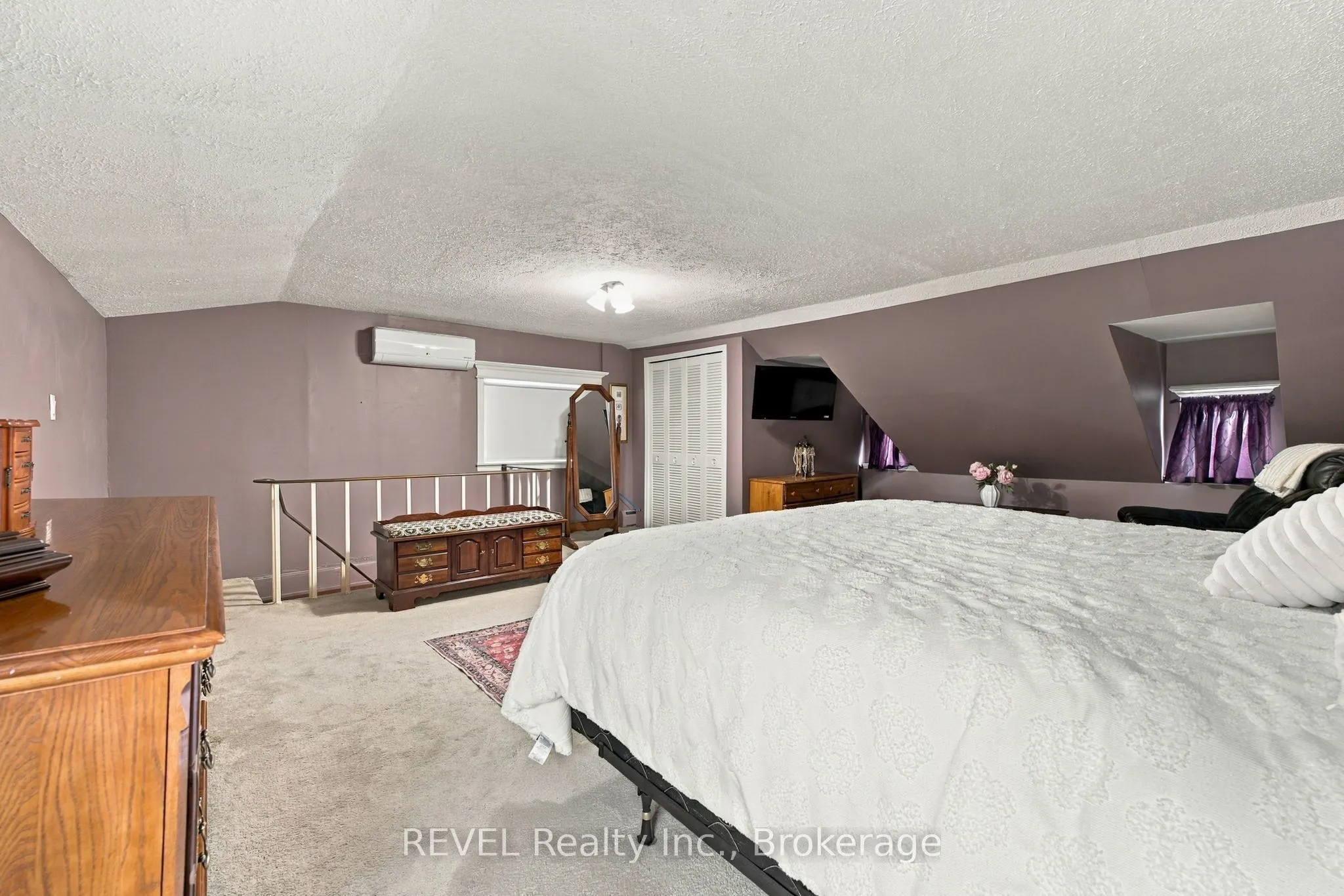 61 Queen Street N