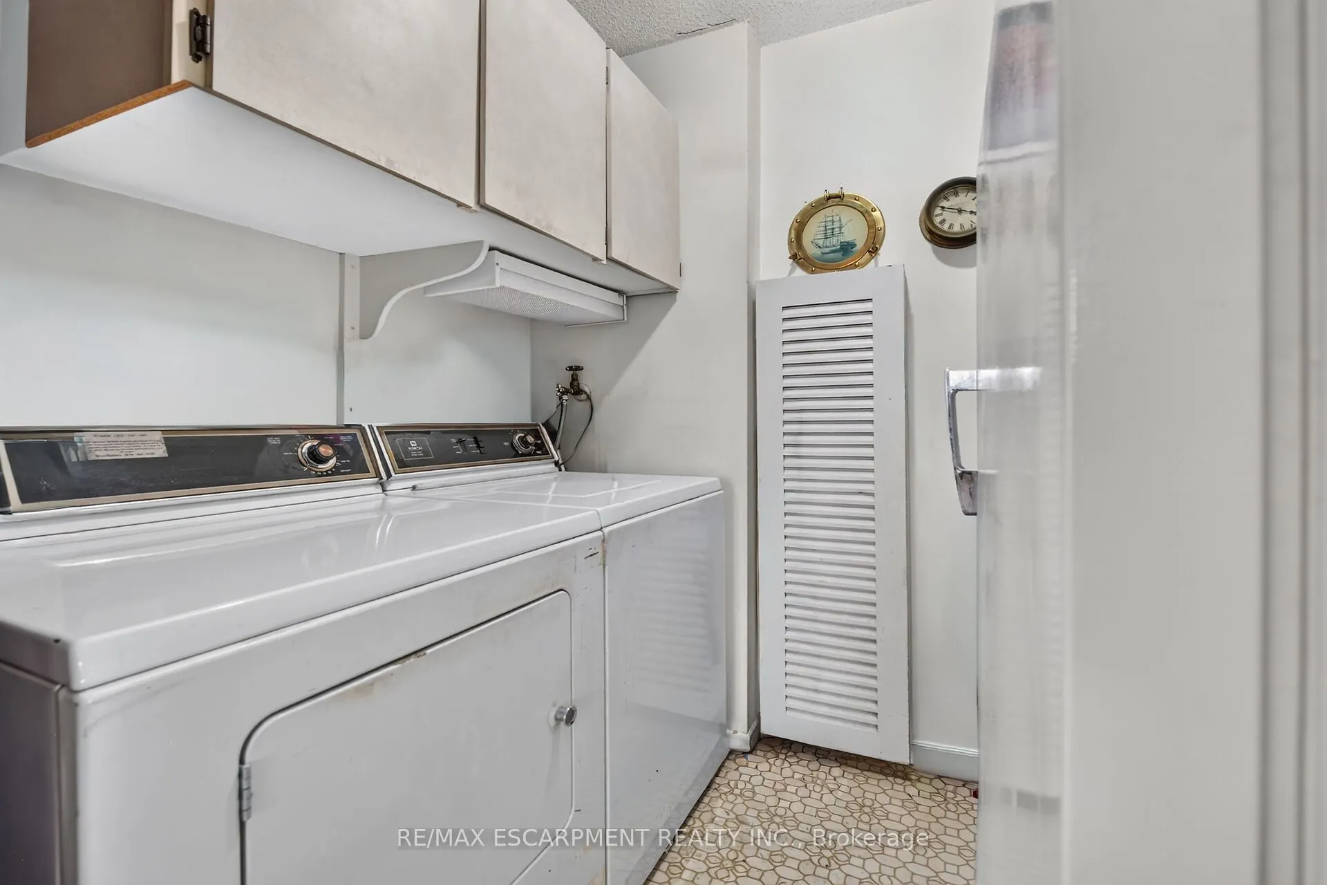 75 QUEEN Street N #1203