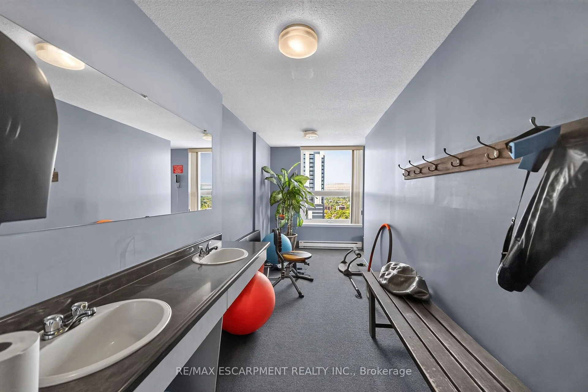 75 QUEEN Street N #1203
