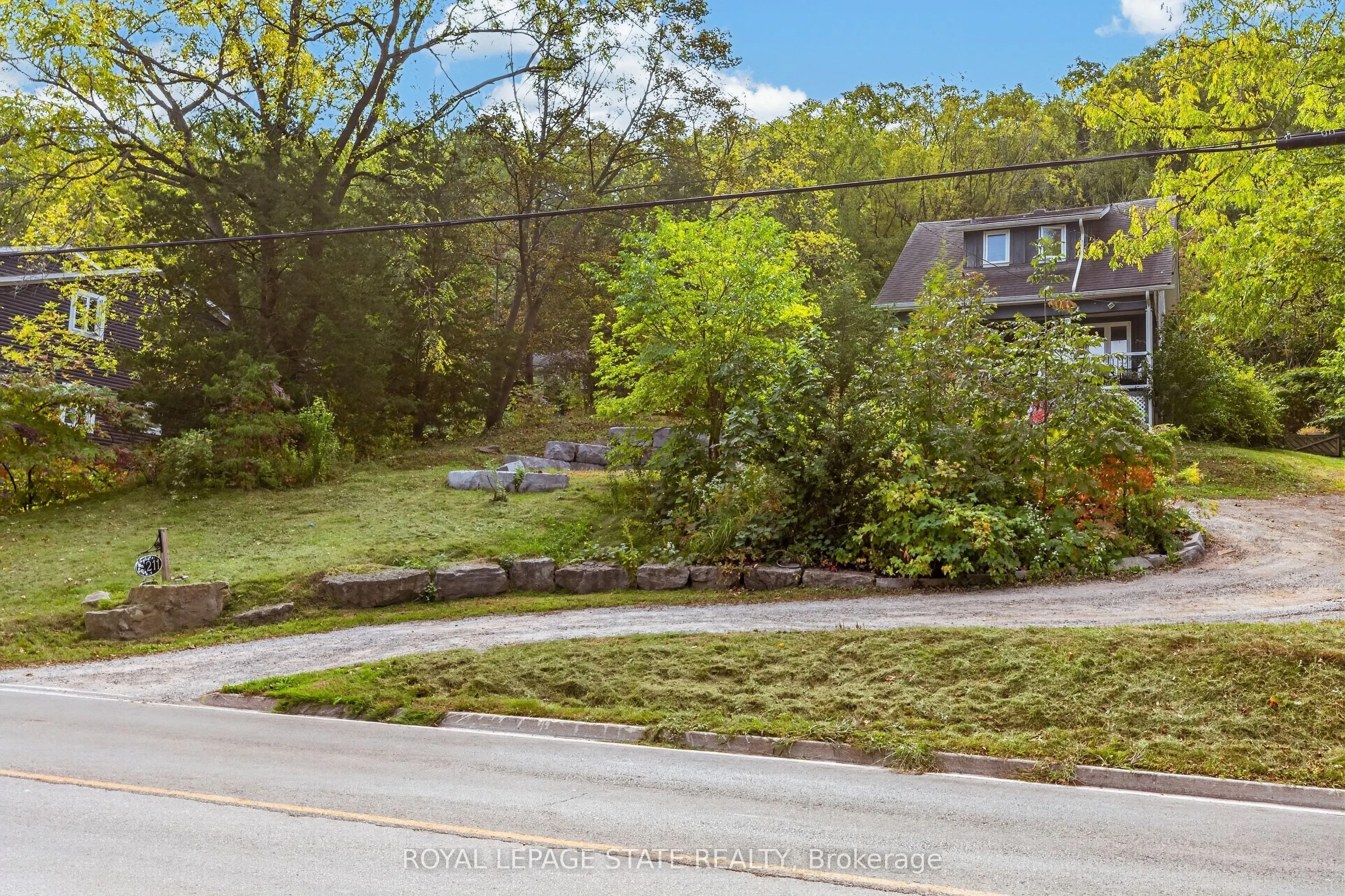 211 Main Street W
