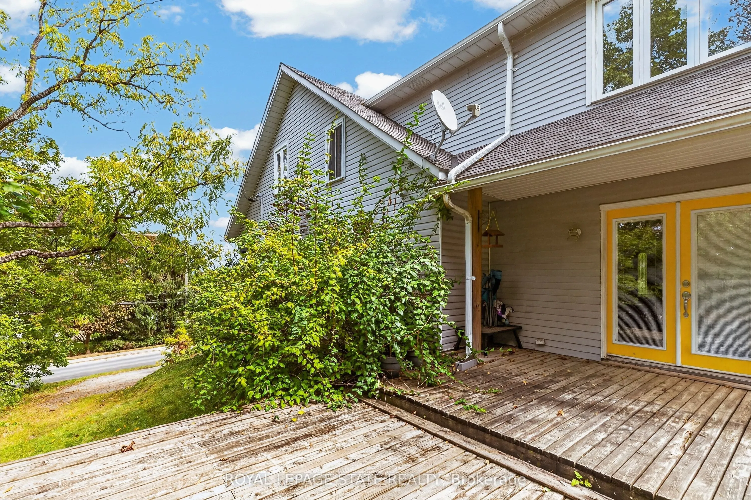 211 Main Street W