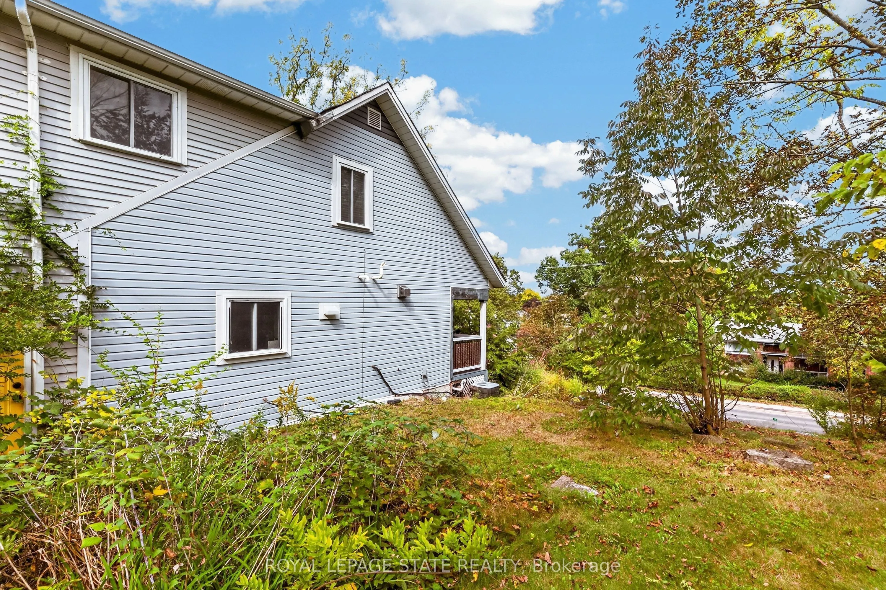 211 Main Street W