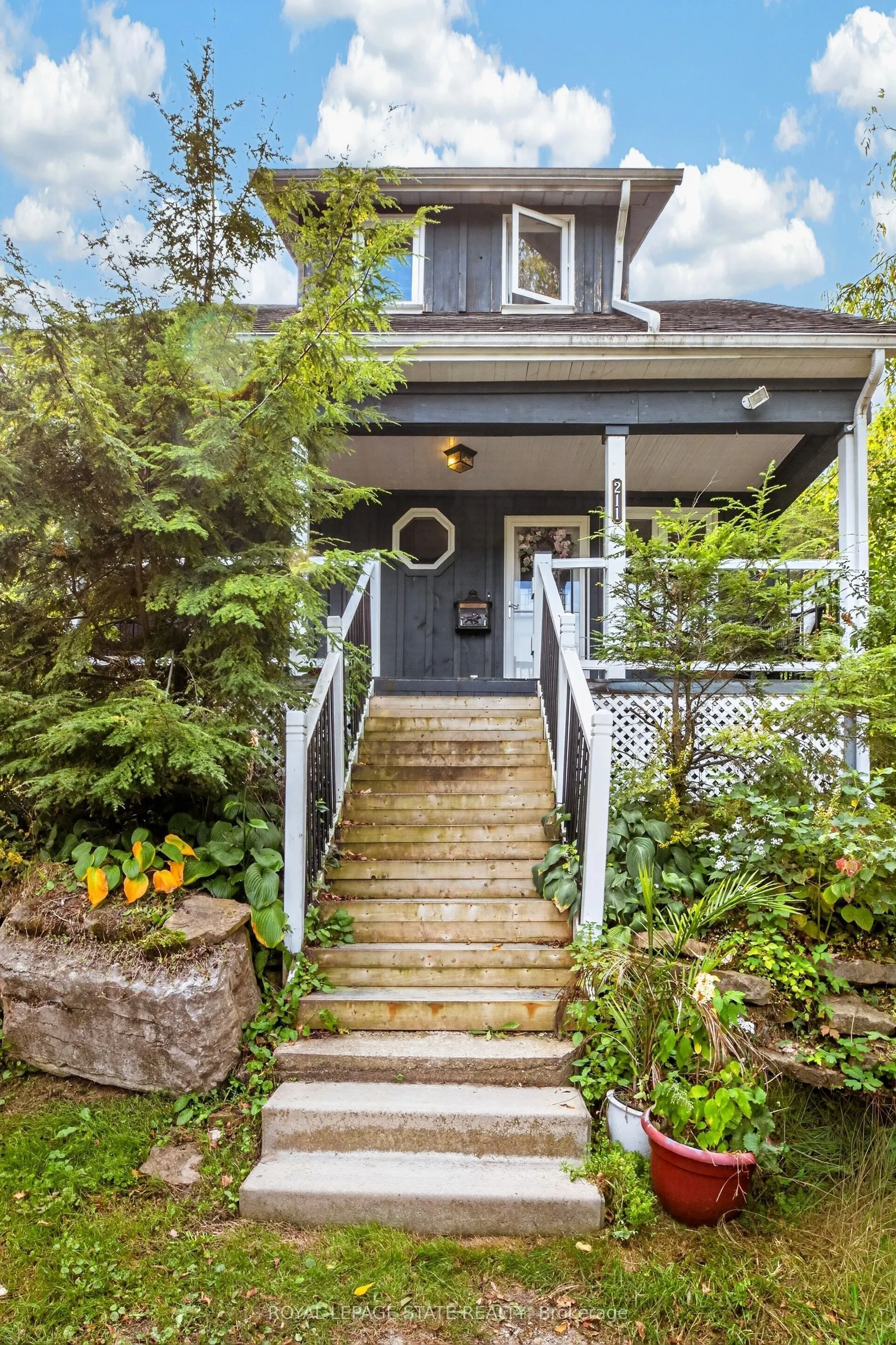 211 Main Street W