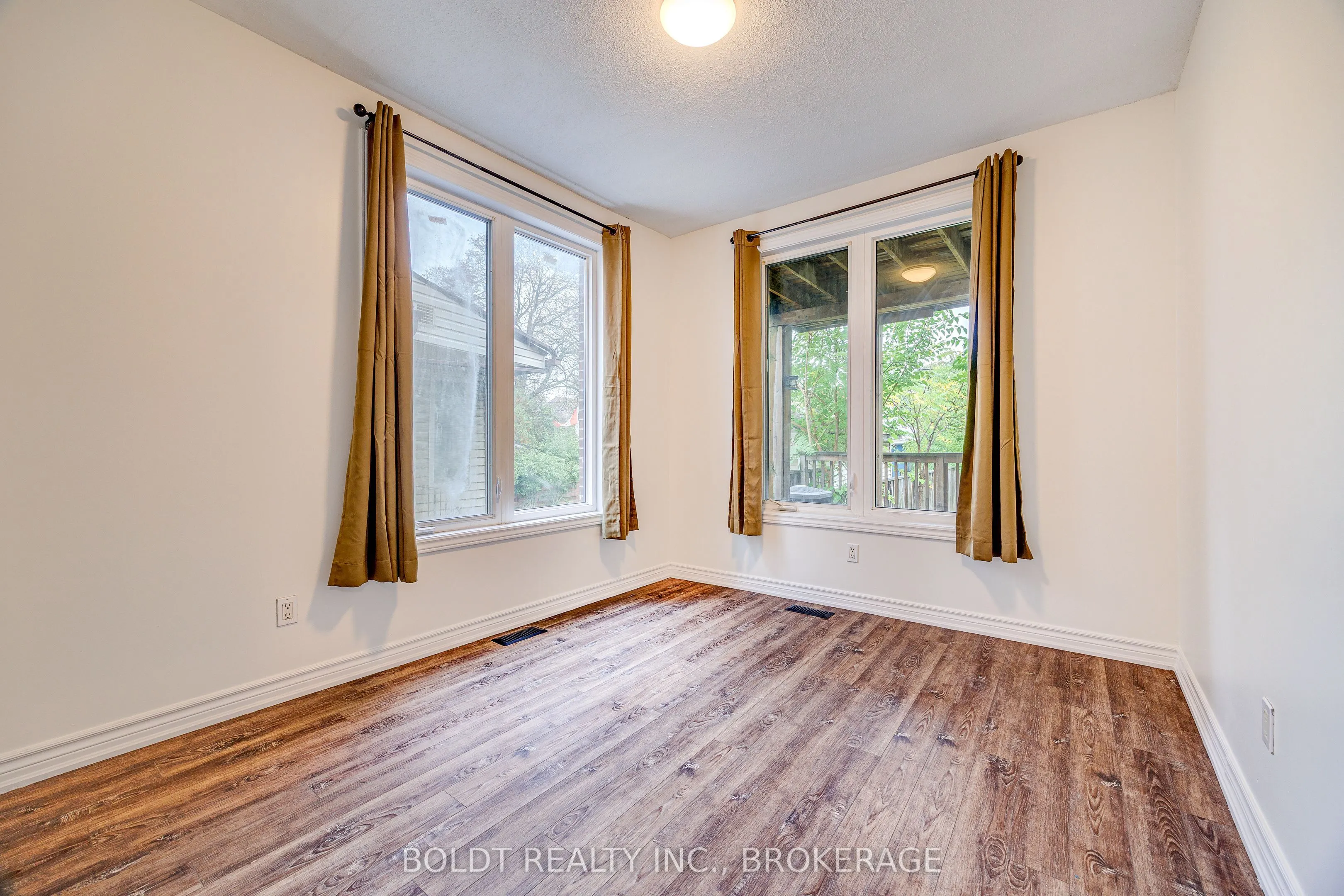 209 Rosslyn Avenue S