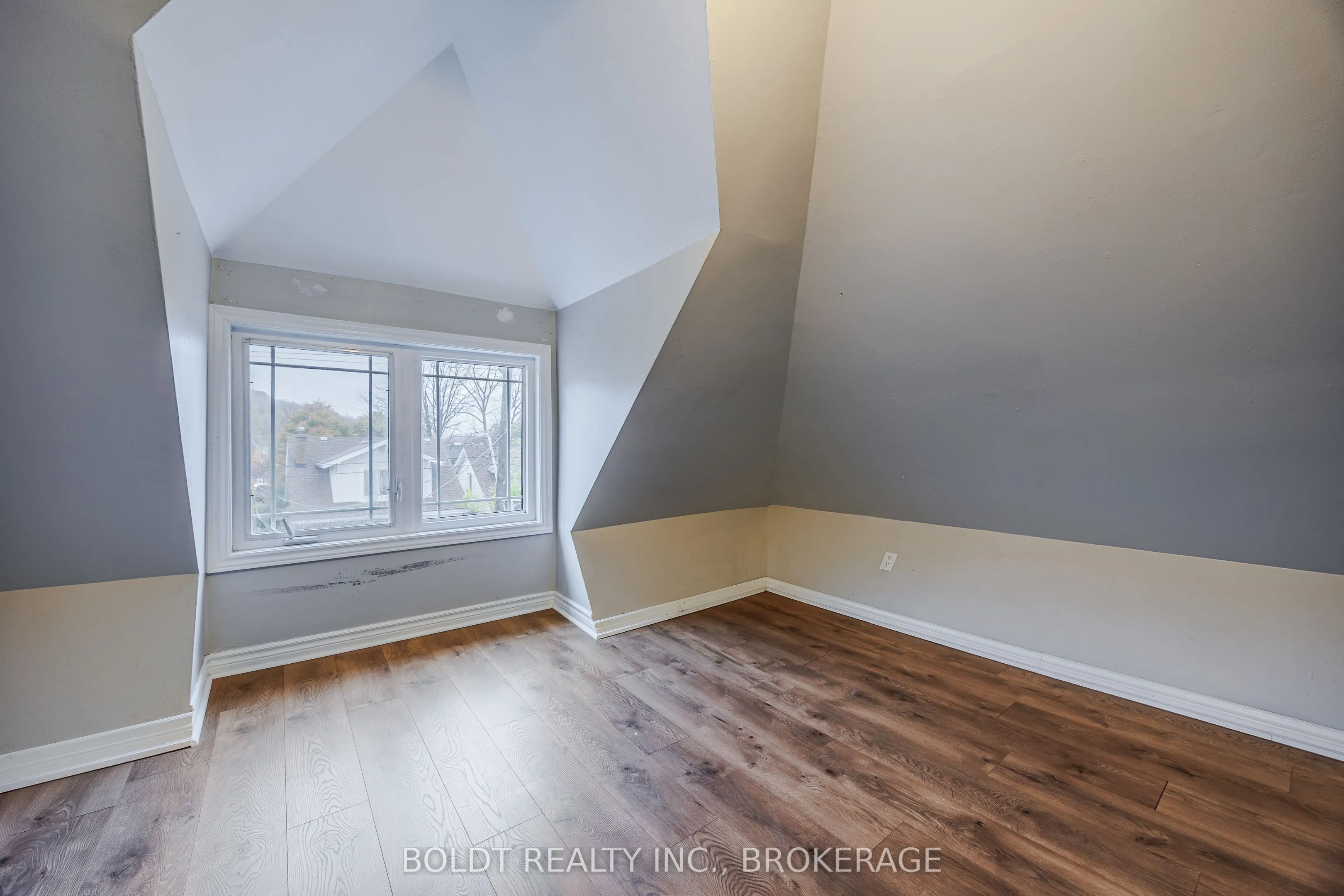 209 Rosslyn Avenue S