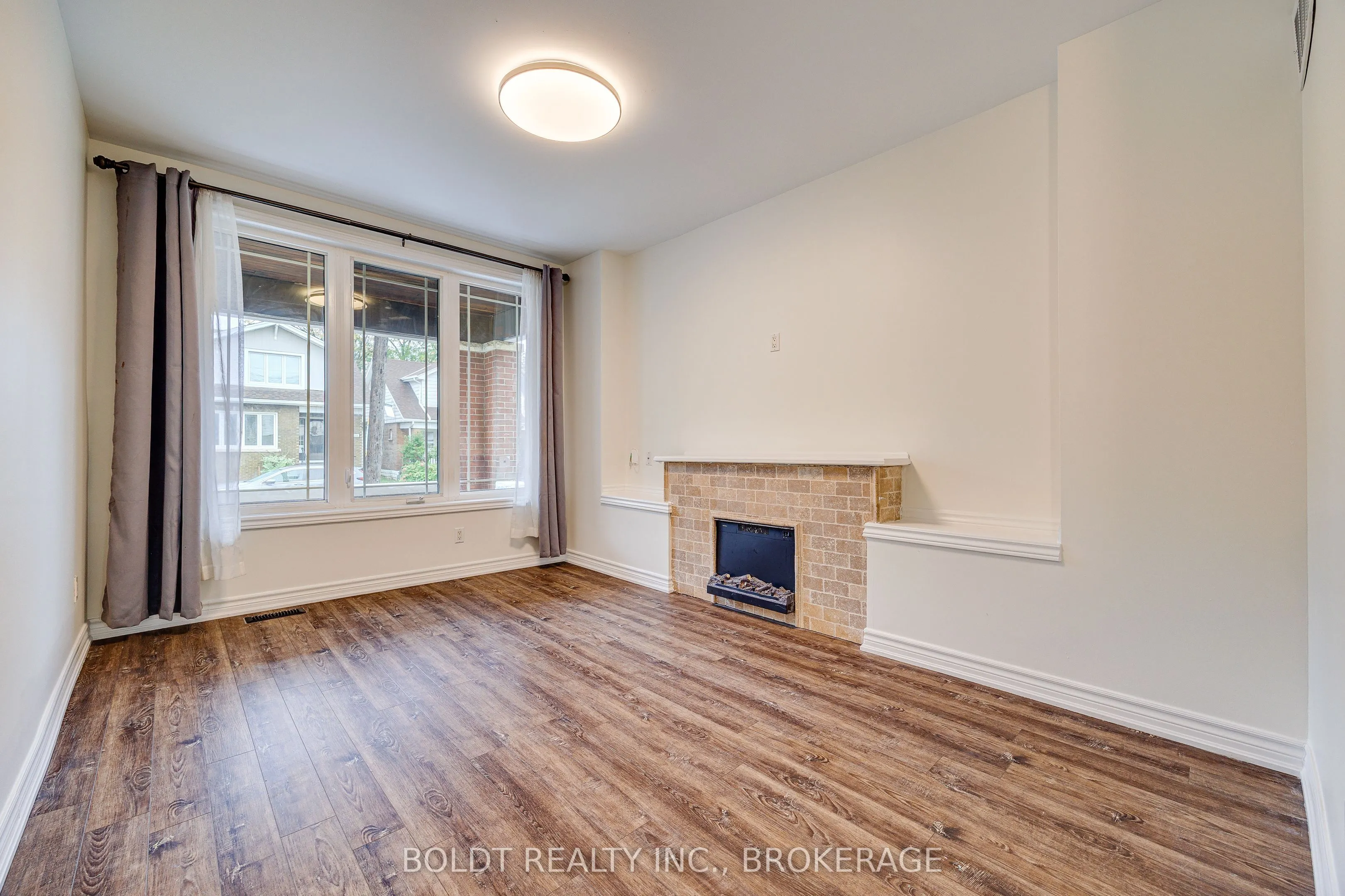 209 Rosslyn Avenue S