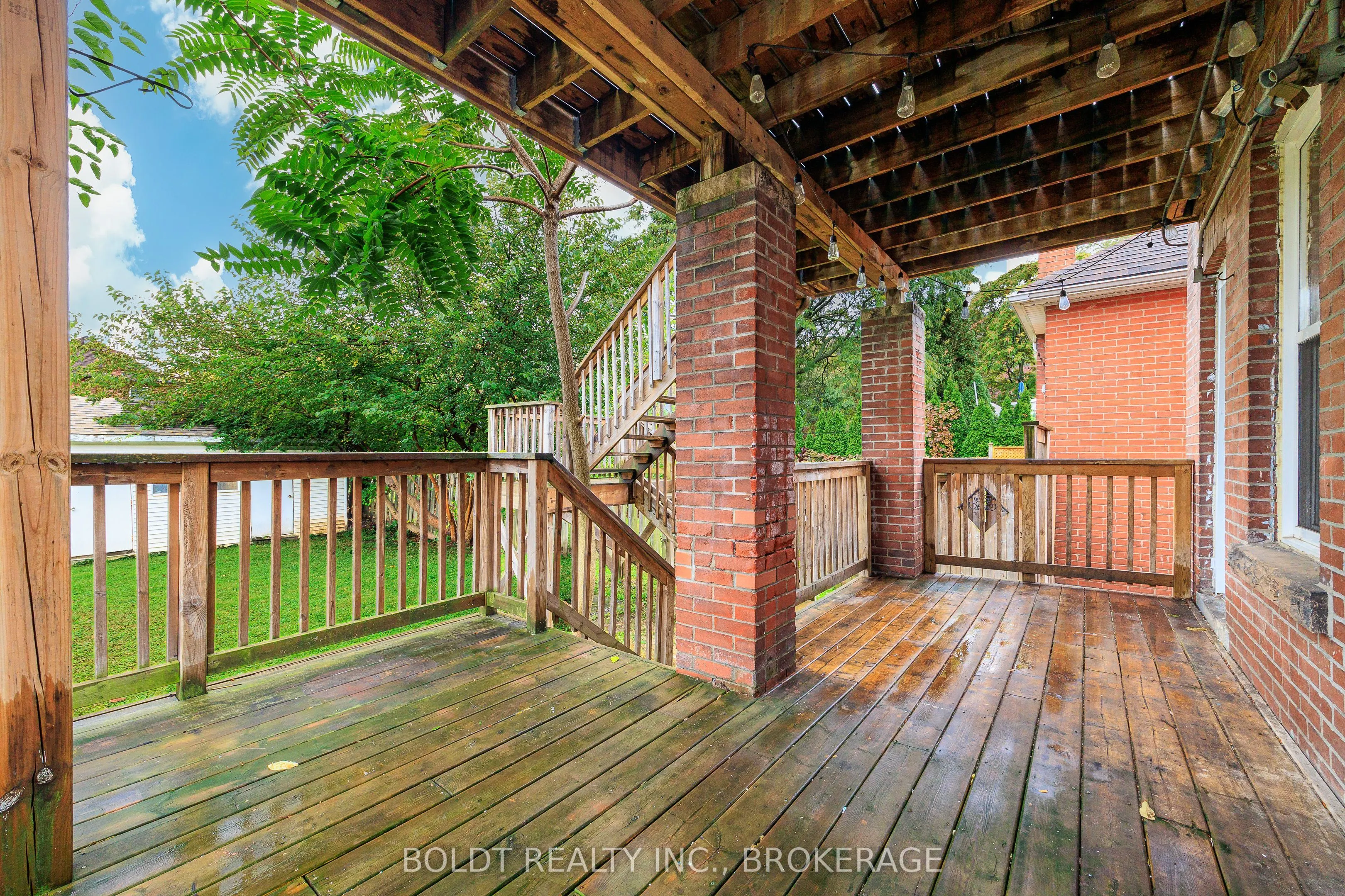 209 Rosslyn Avenue S