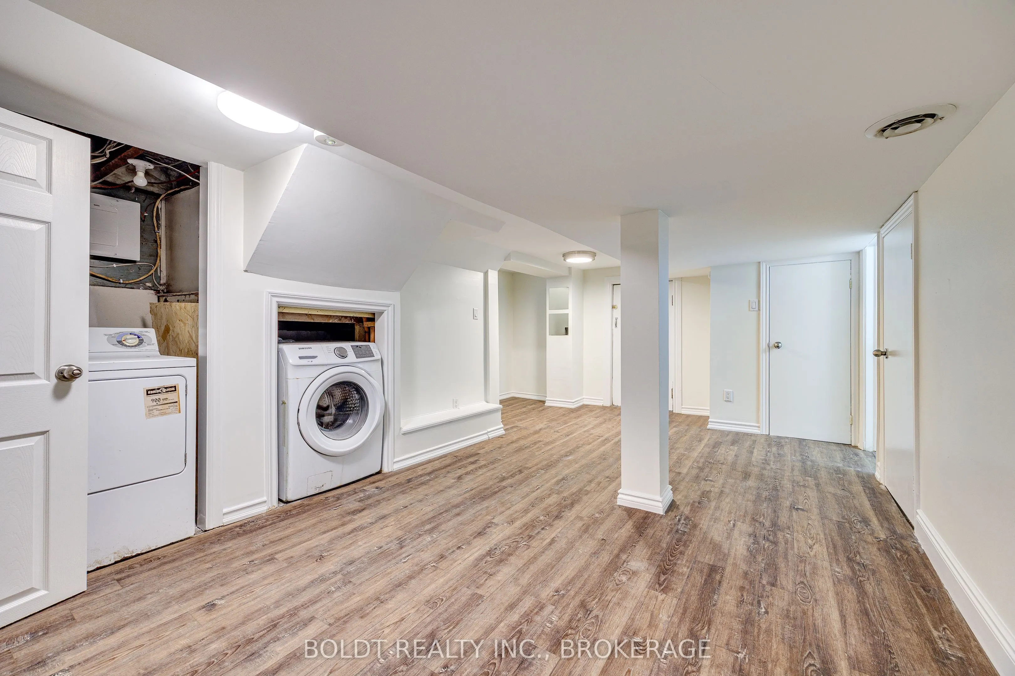 209 Rosslyn Avenue S