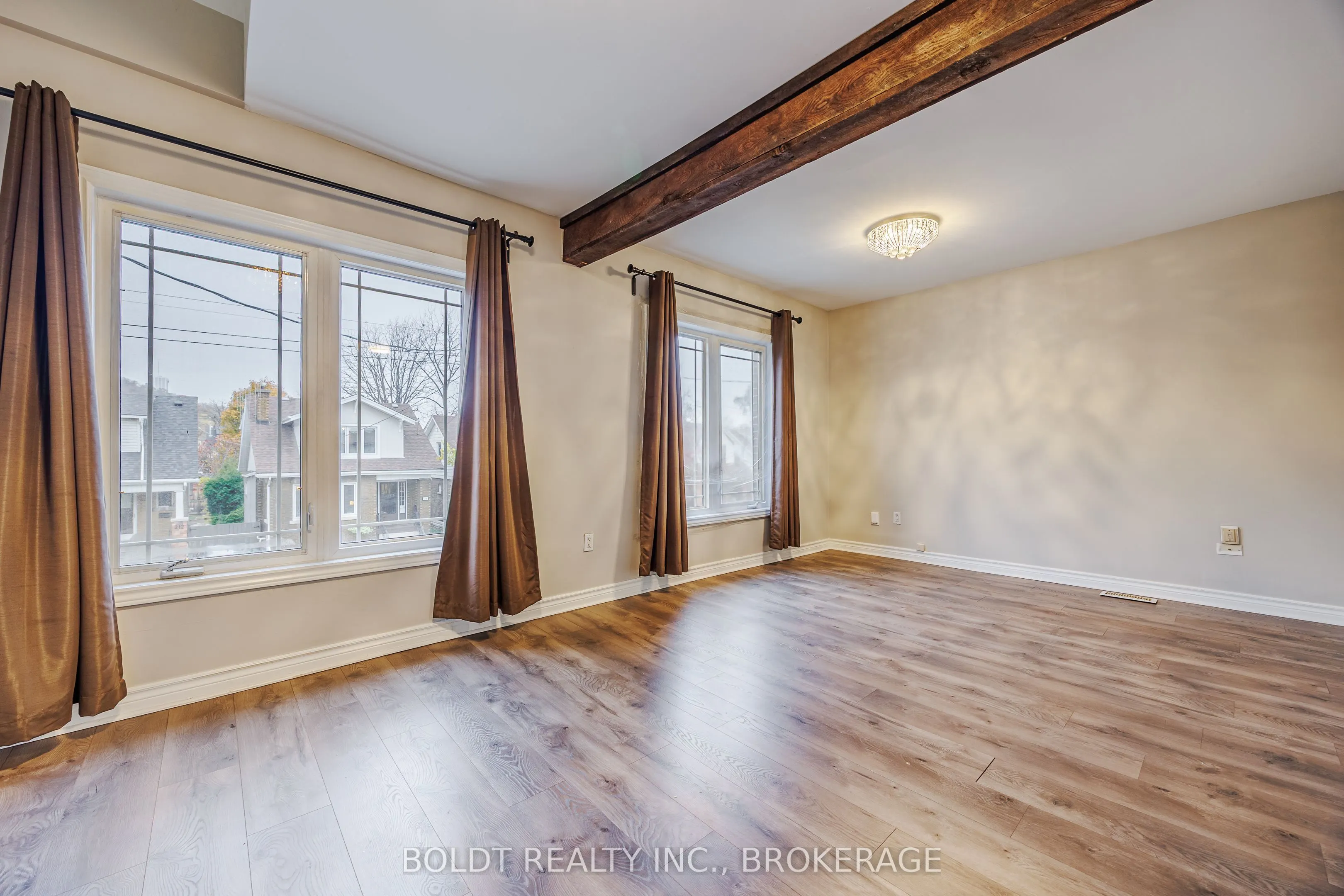 209 Rosslyn Avenue S