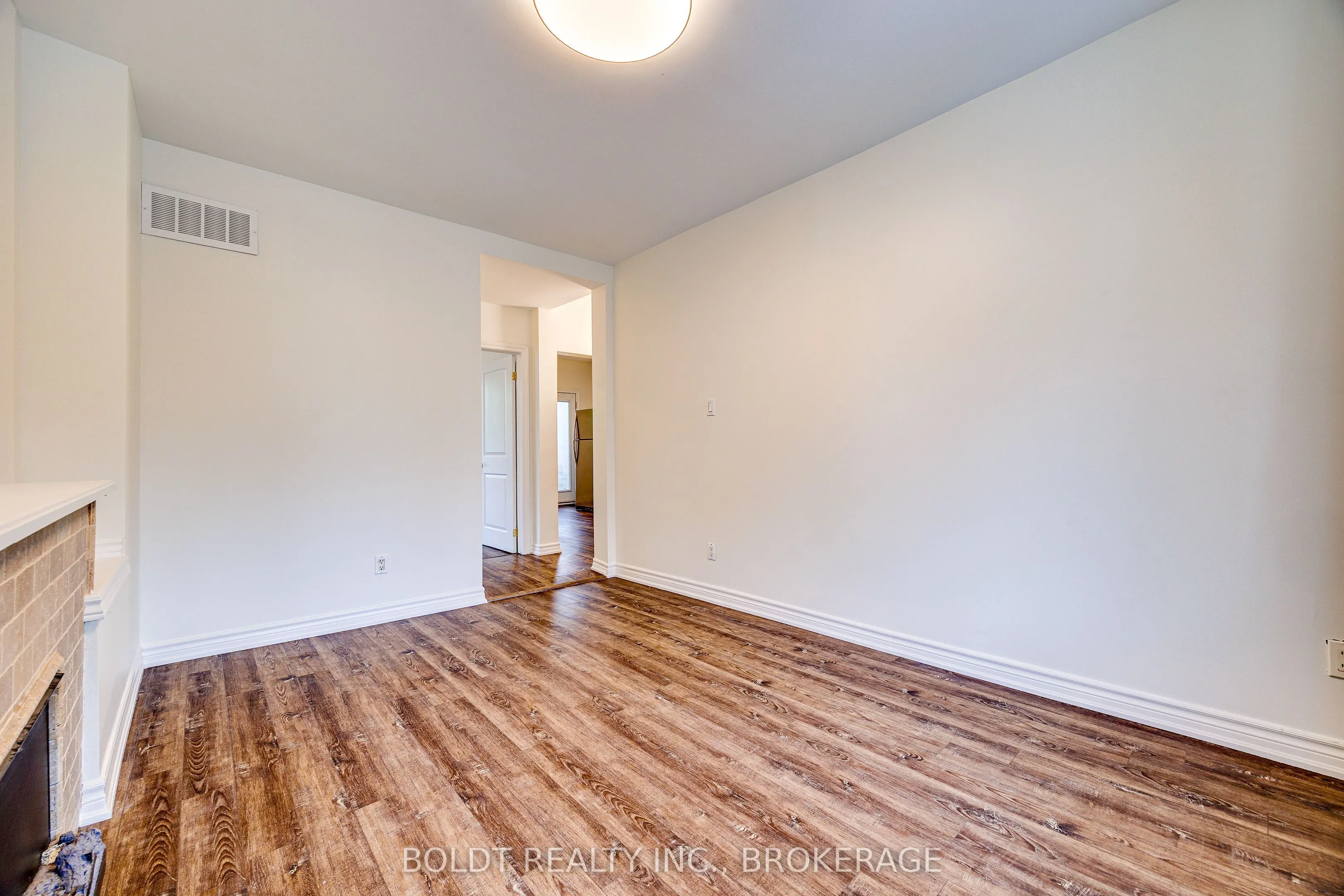 209 Rosslyn Avenue S