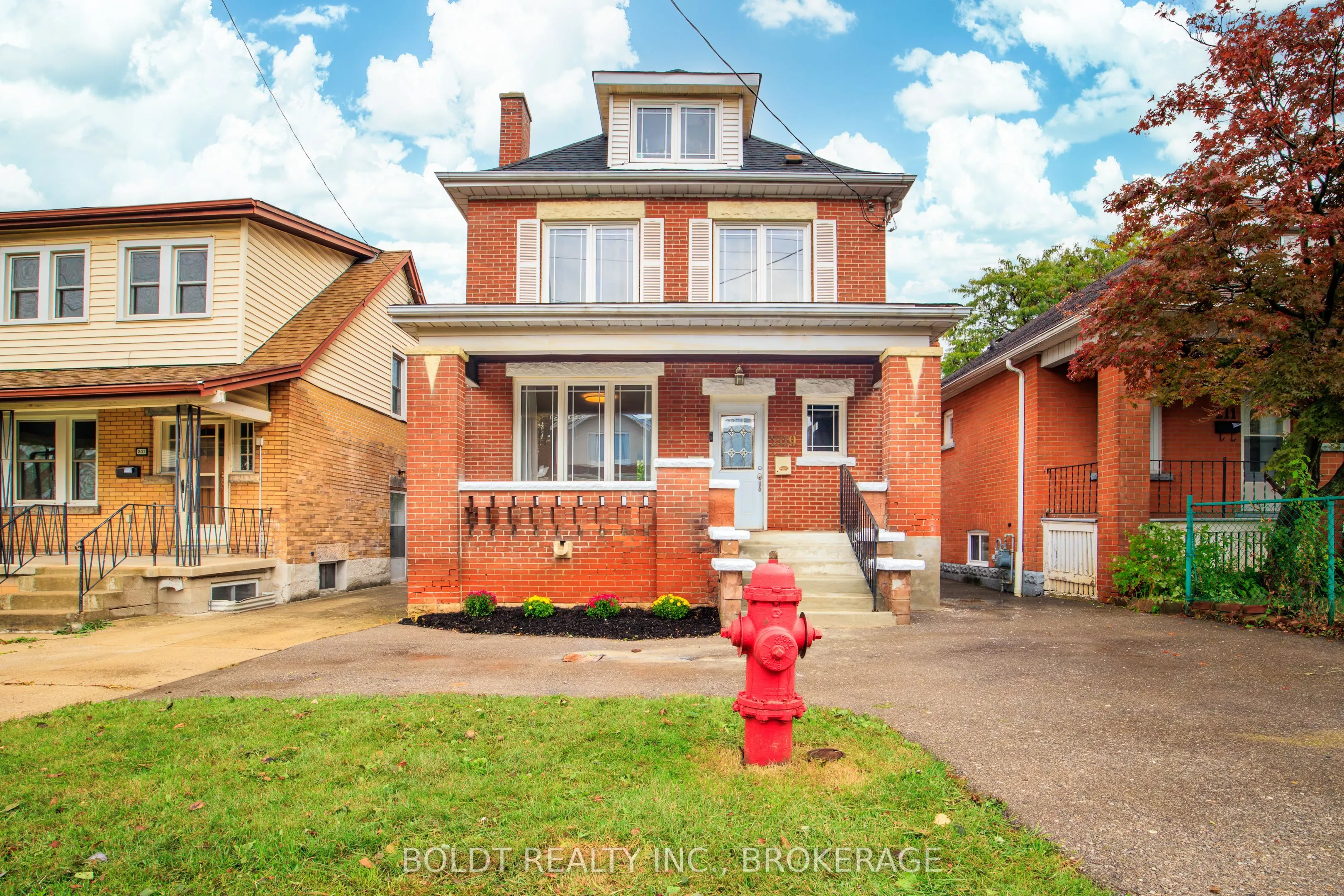 209 Rosslyn Avenue S