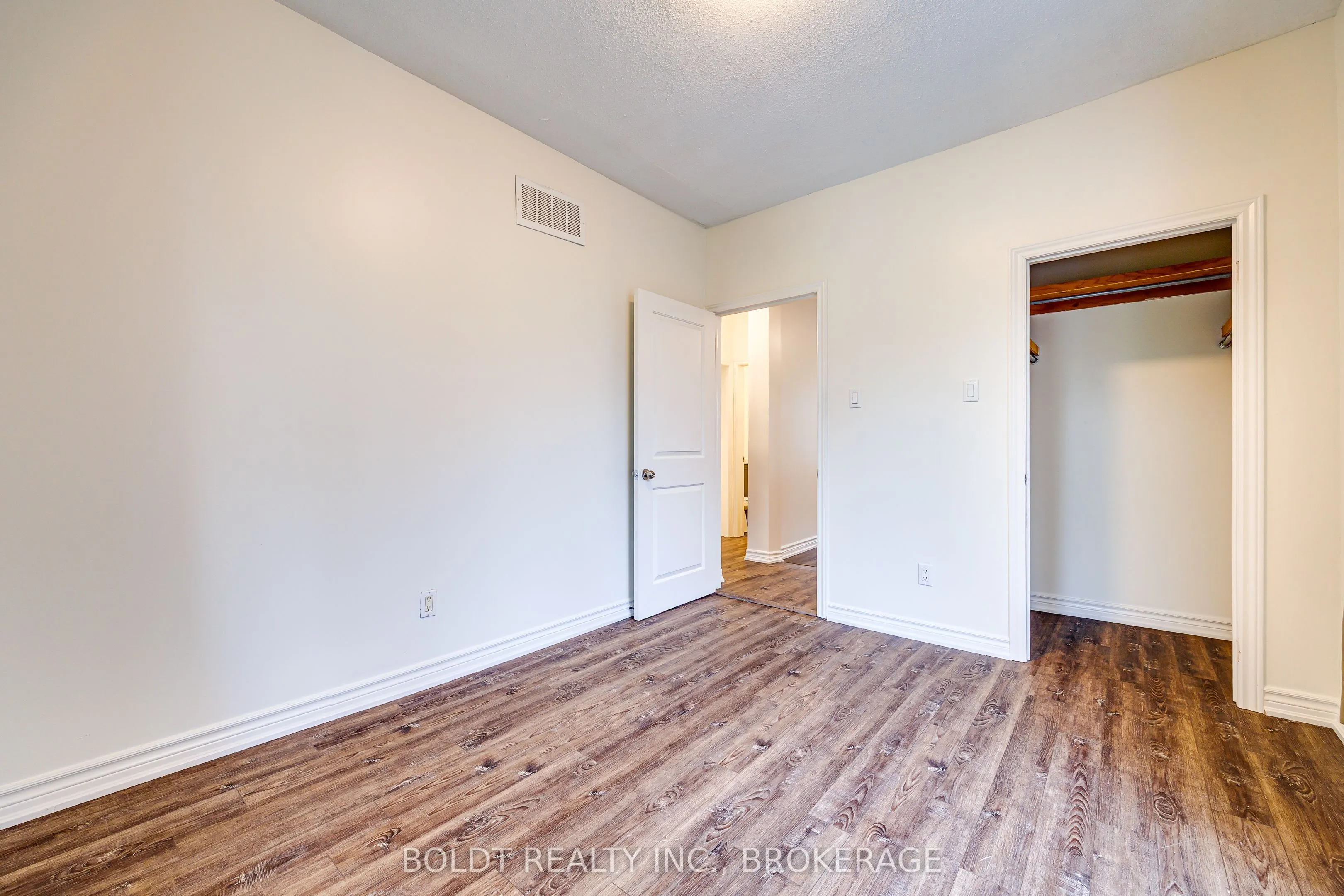 209 Rosslyn Avenue S