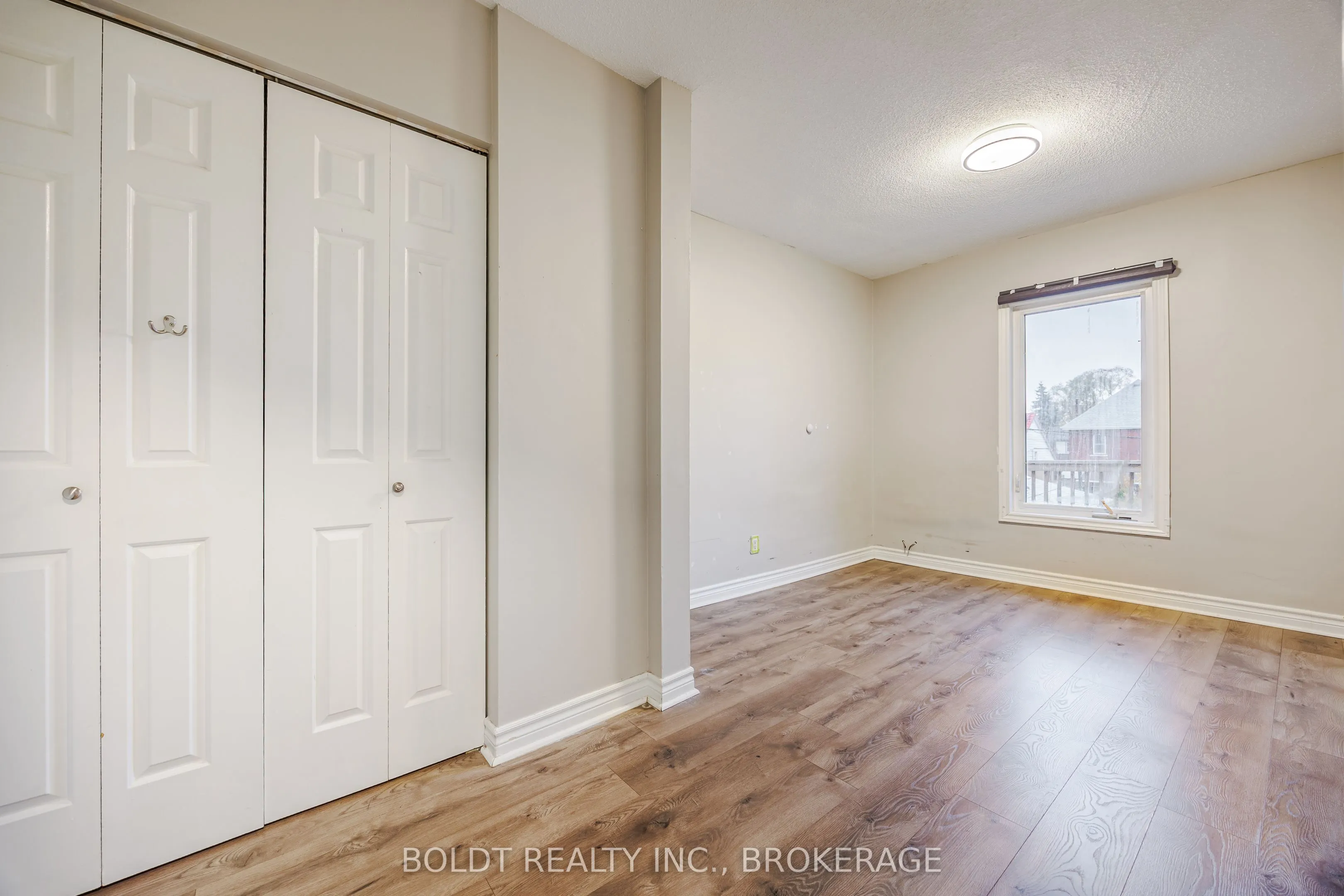 209 Rosslyn Avenue S