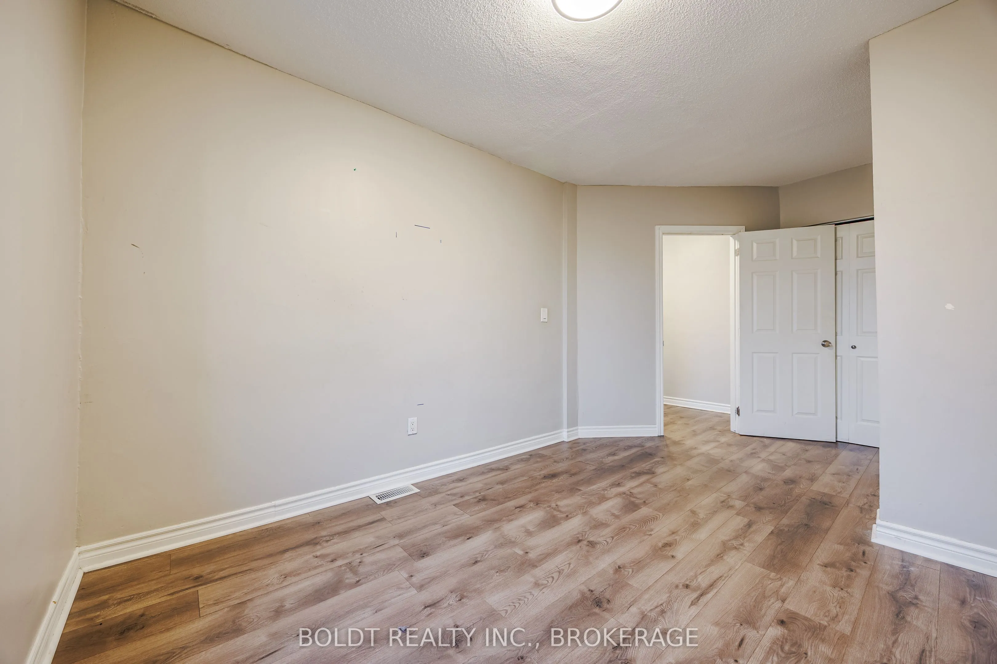 209 Rosslyn Avenue S