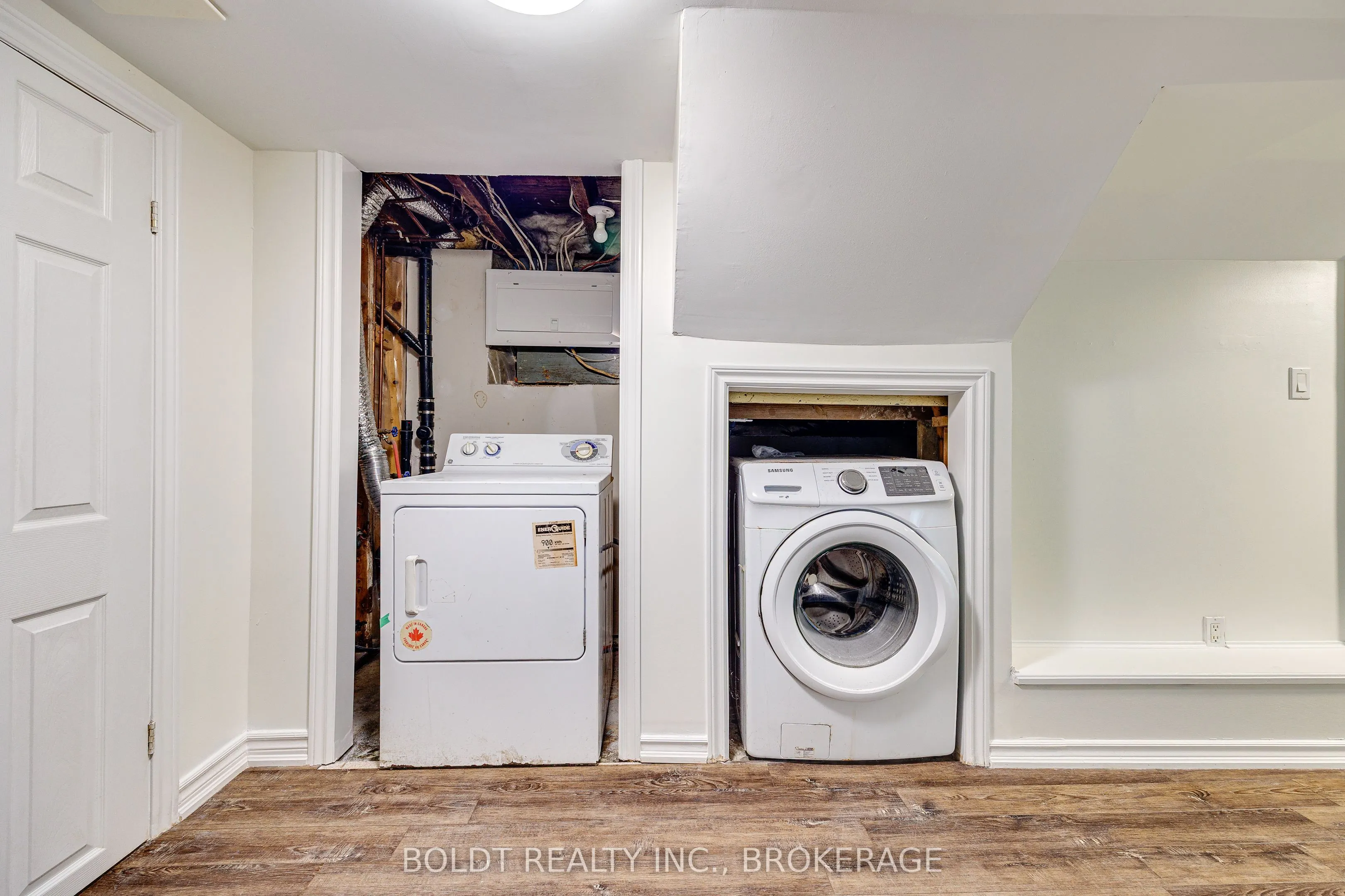 209 Rosslyn Avenue S