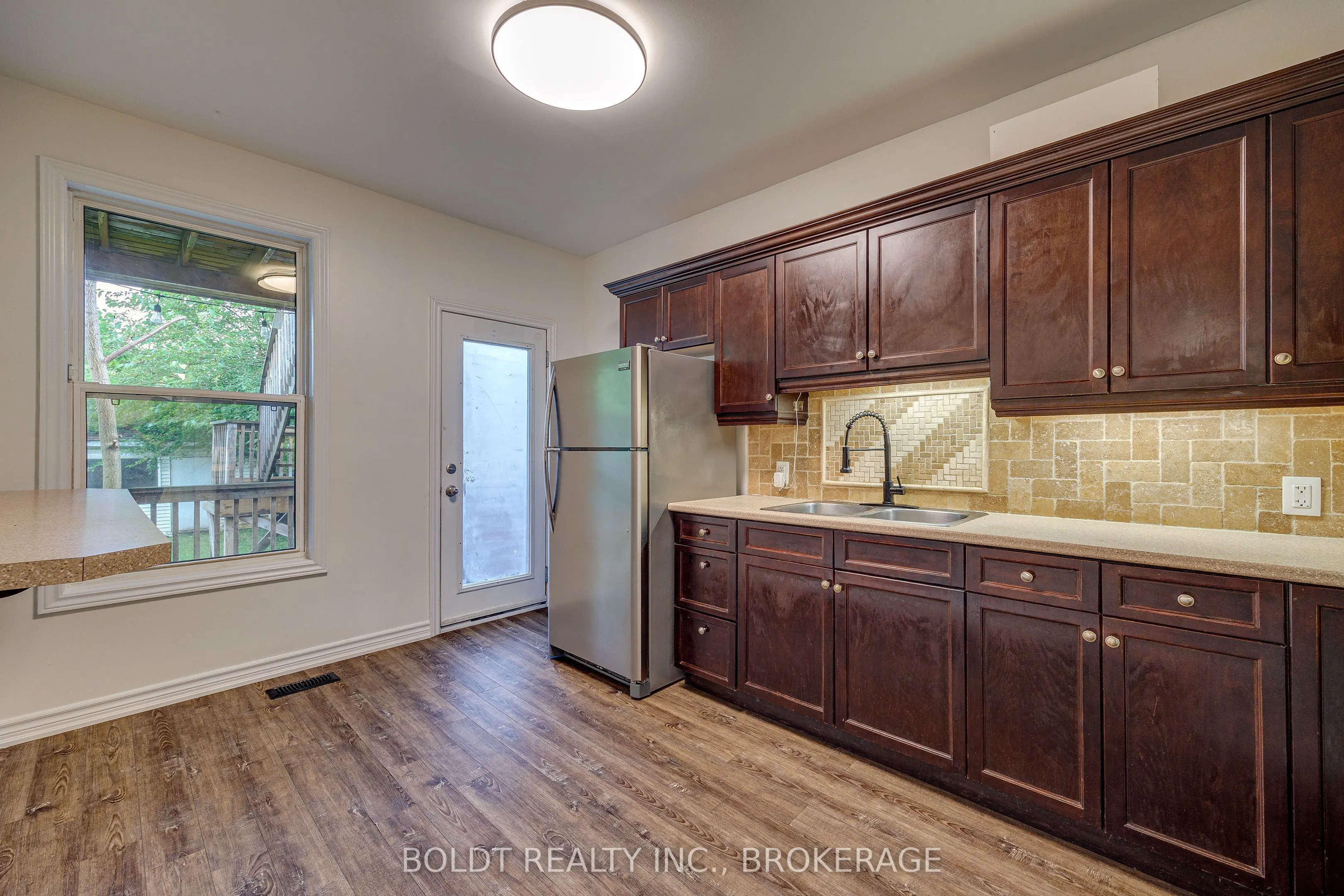 209 Rosslyn Avenue S