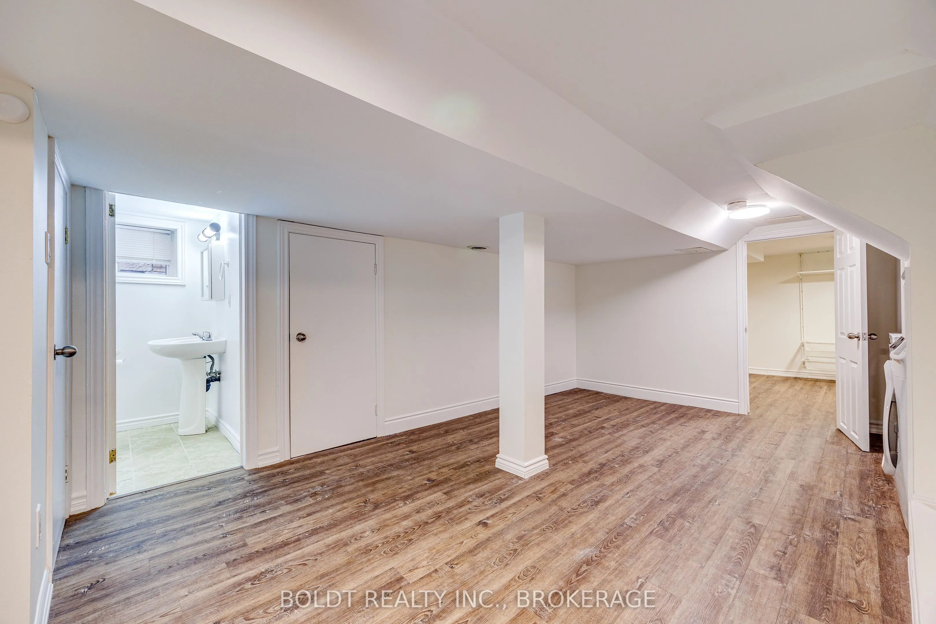 209 Rosslyn Avenue S