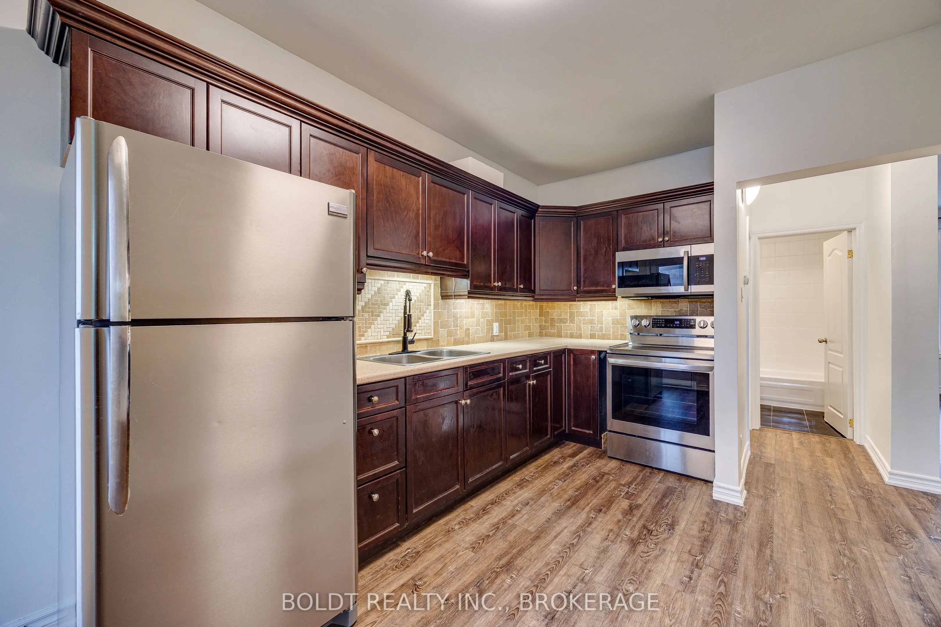209 Rosslyn Avenue S