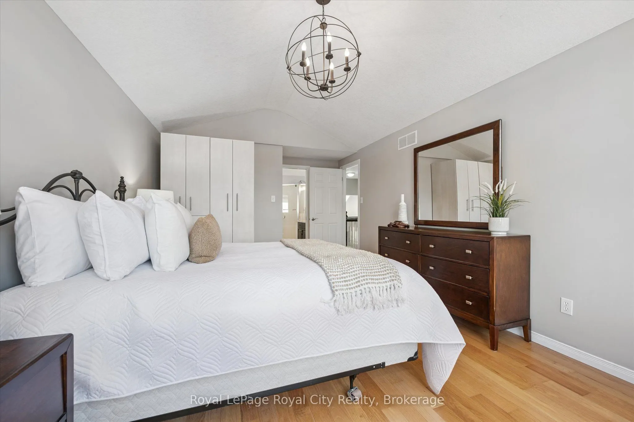 27 Oakridge Crescent