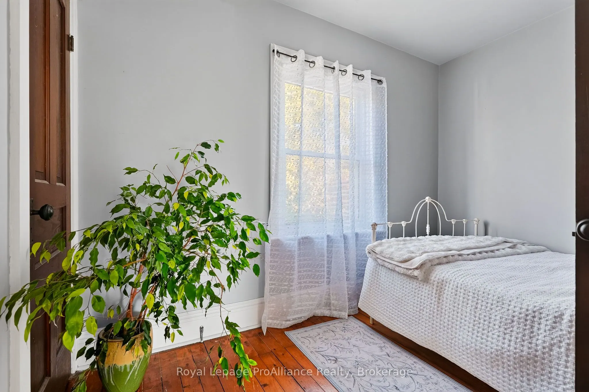 174 University Avenue W