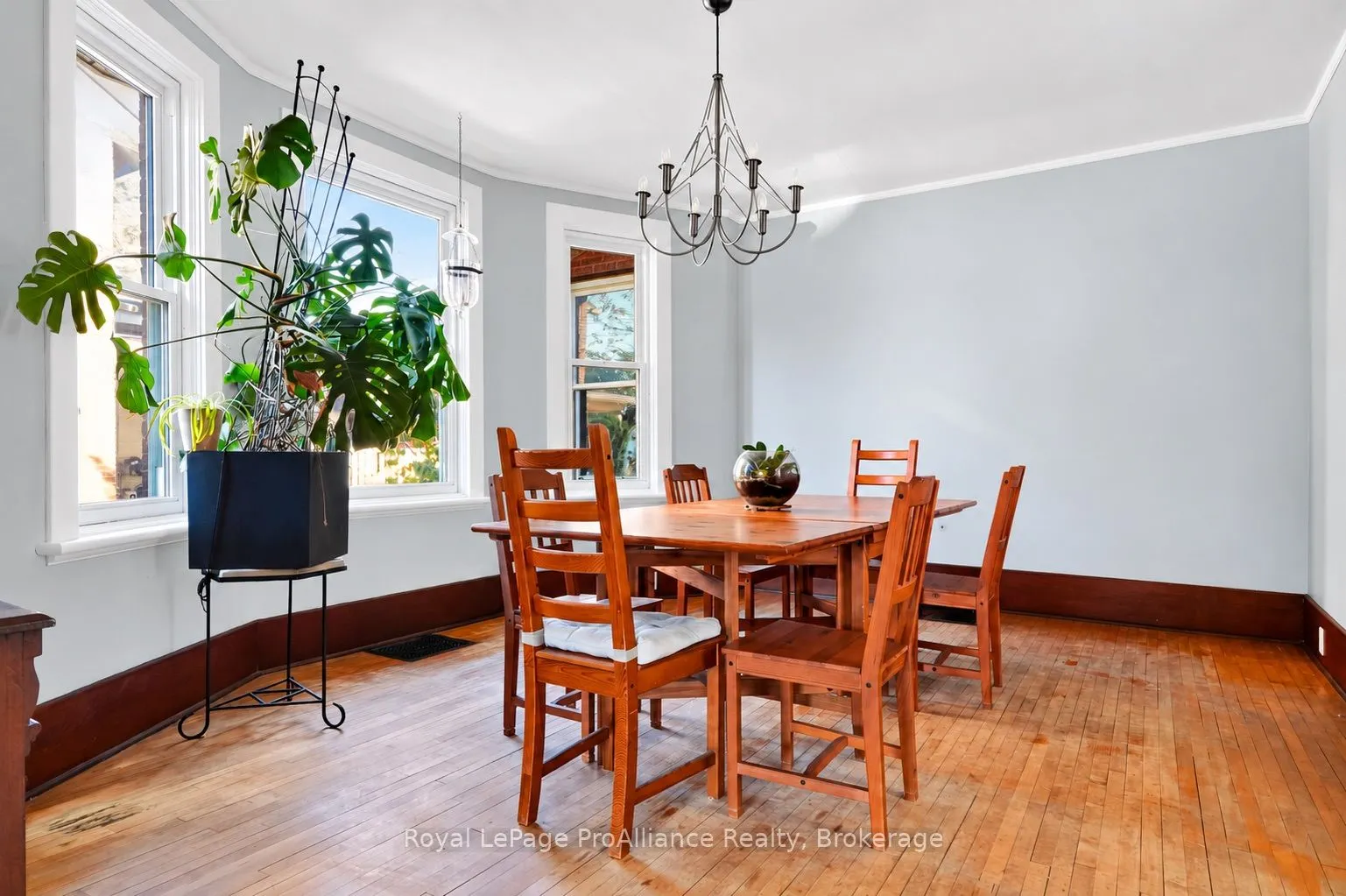 174 University Avenue W