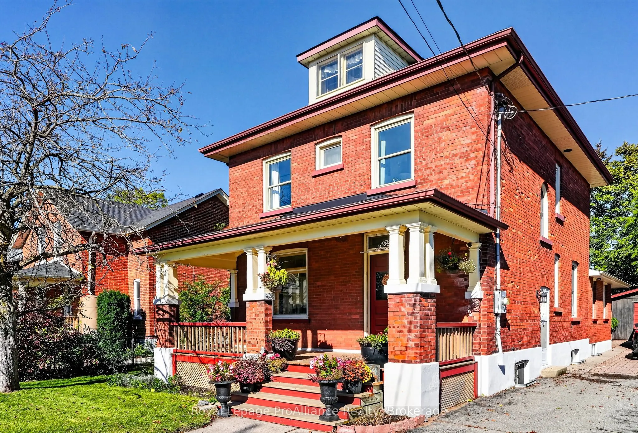174 University Avenue W