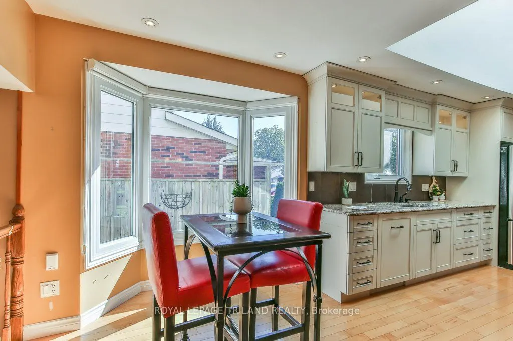 1221 GLENORA Drive