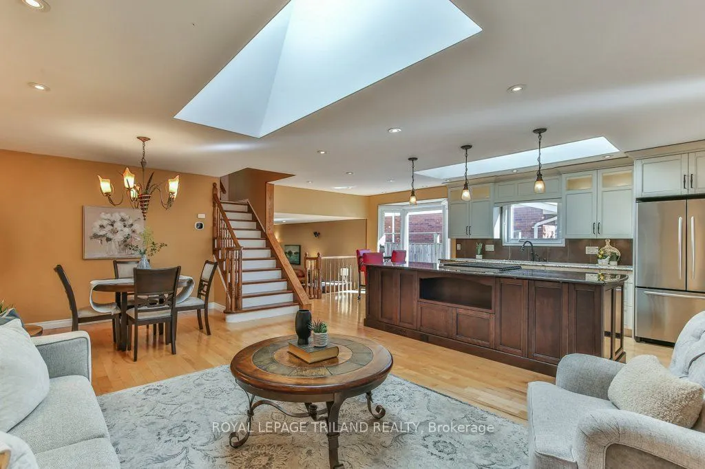 1221 GLENORA Drive