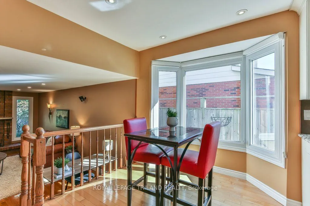 1221 GLENORA Drive