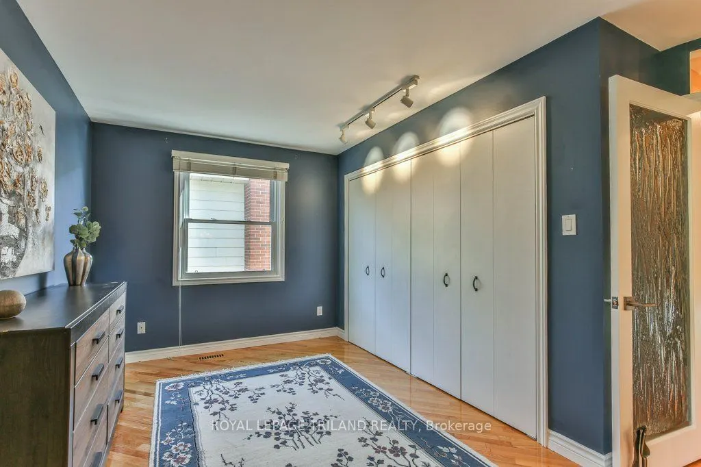 1221 GLENORA Drive