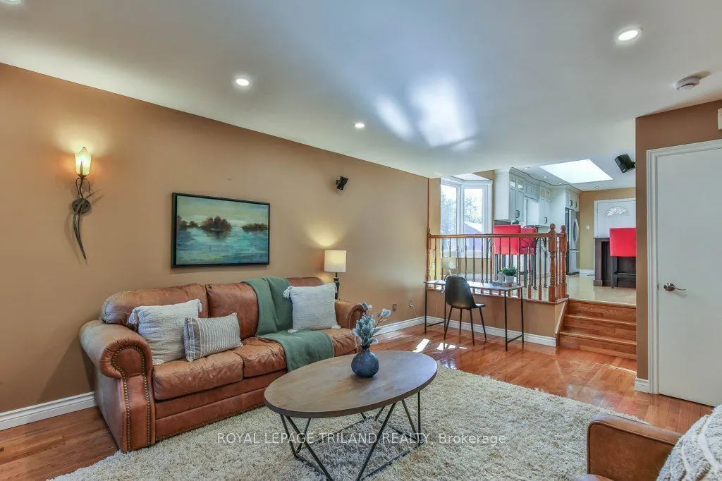1221 GLENORA Drive
