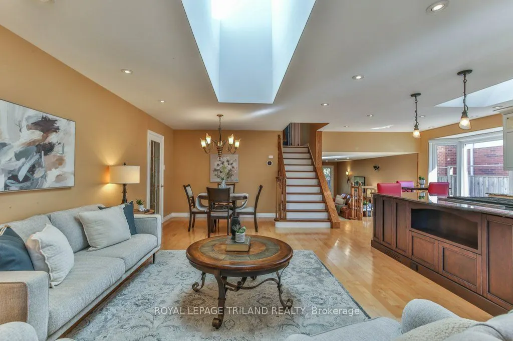 1221 GLENORA Drive