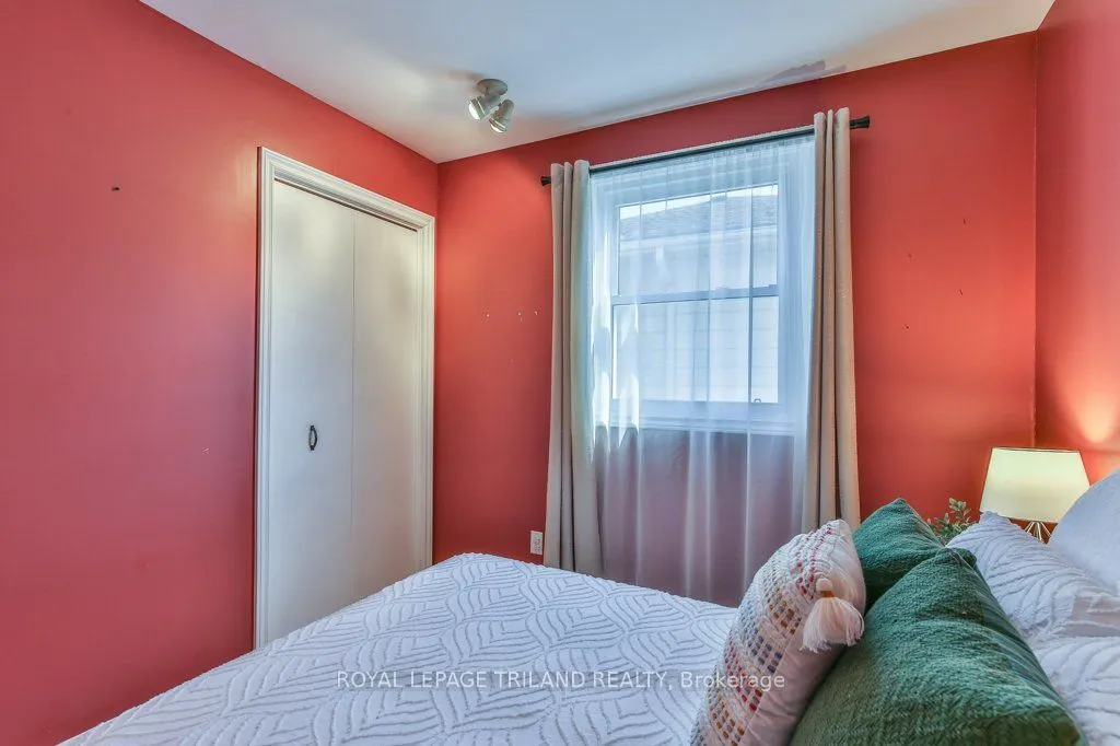 1221 GLENORA Drive