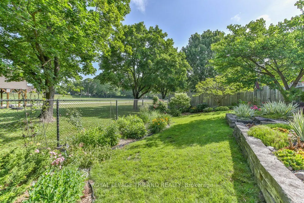 1221 GLENORA Drive