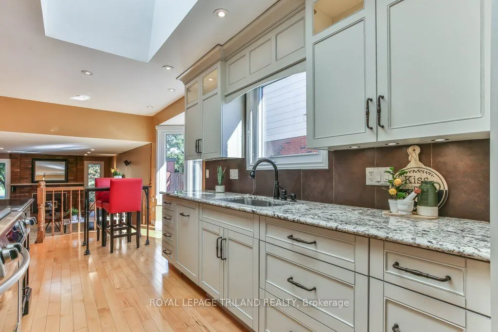 1221 GLENORA Drive