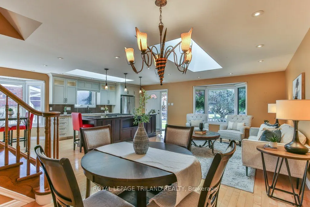 1221 GLENORA Drive
