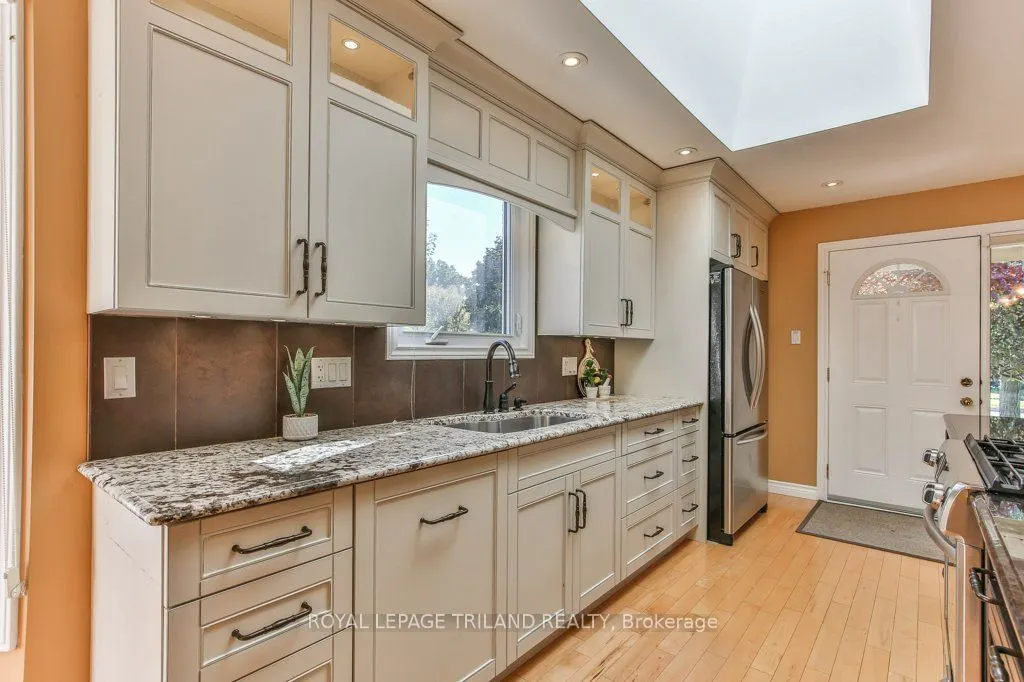 1221 GLENORA Drive