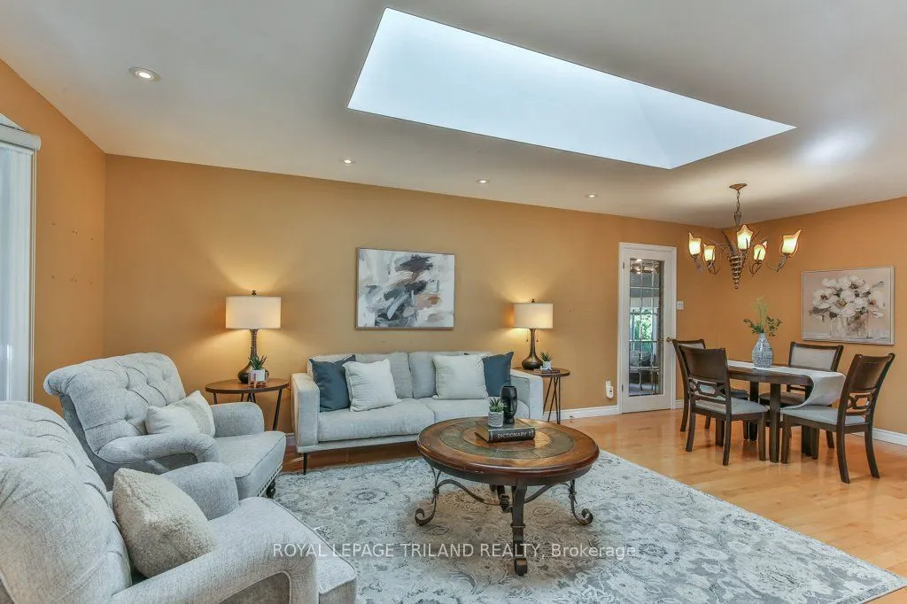 1221 GLENORA Drive
